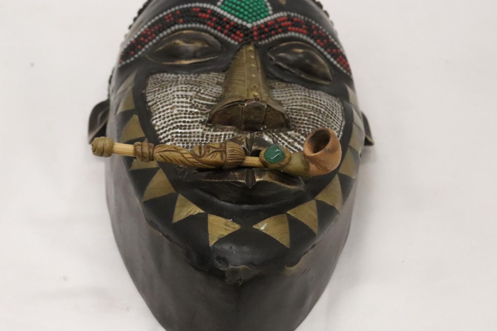 AN AFRICAN TRIBAL MASK, 29CM X 15CM PLUS A VINTAGE HANDMADE TRIBAL WOODEN PIPE - Image 2 of 5