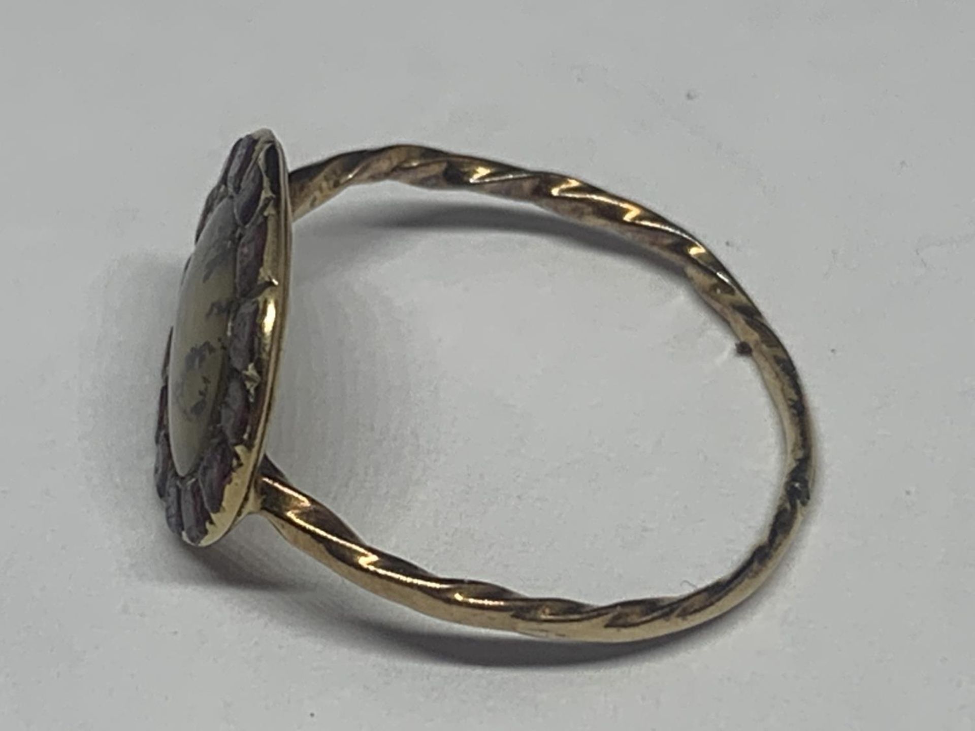 A TESTED TO 9 CARAT GOLD RING GROSS WEIGHT 1.43 GRAMS SIZE L - Image 2 of 3