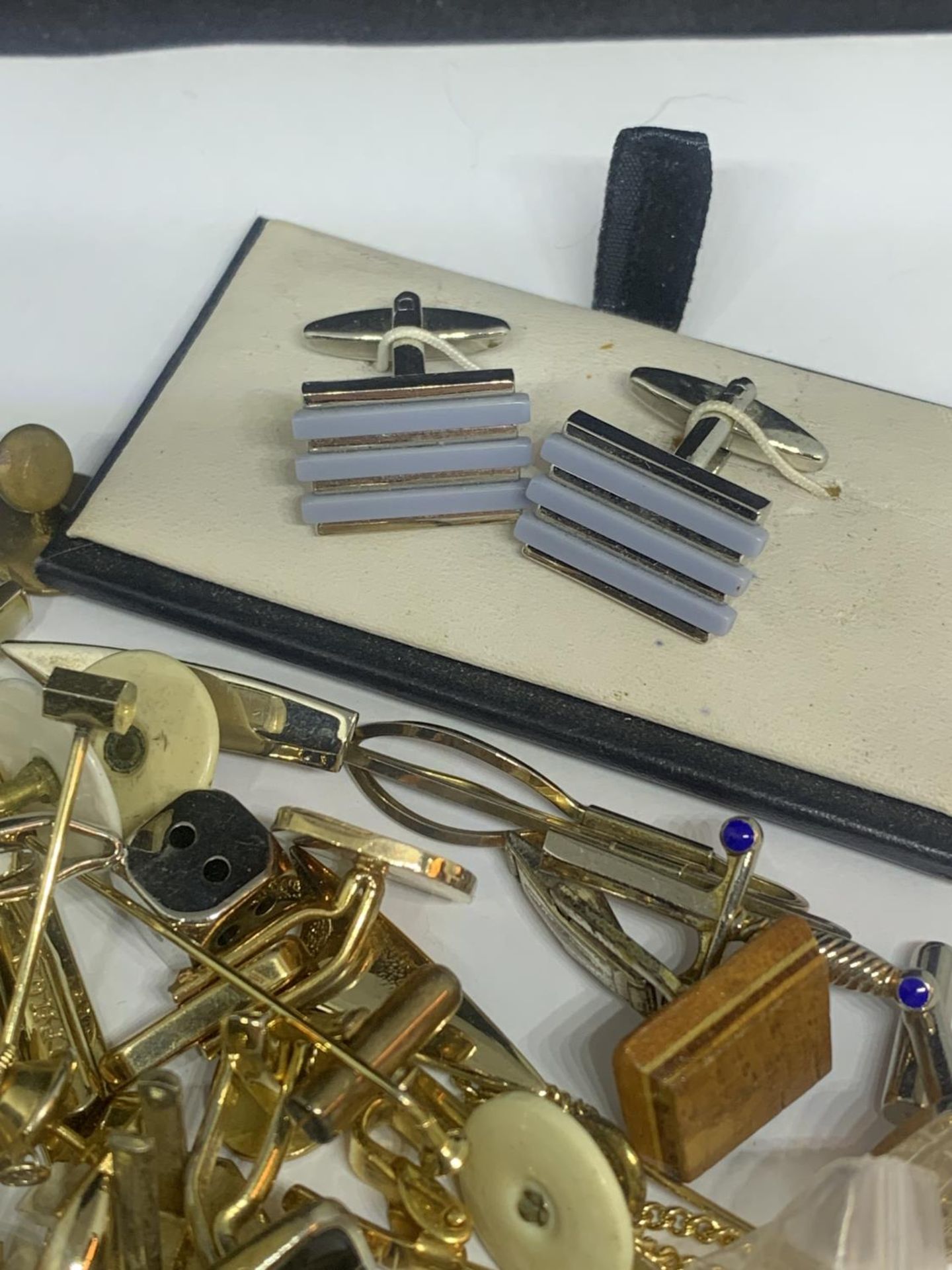 A LARGE QUANTIY OF CUFFLINKS AND TIE PINS - Bild 4 aus 7