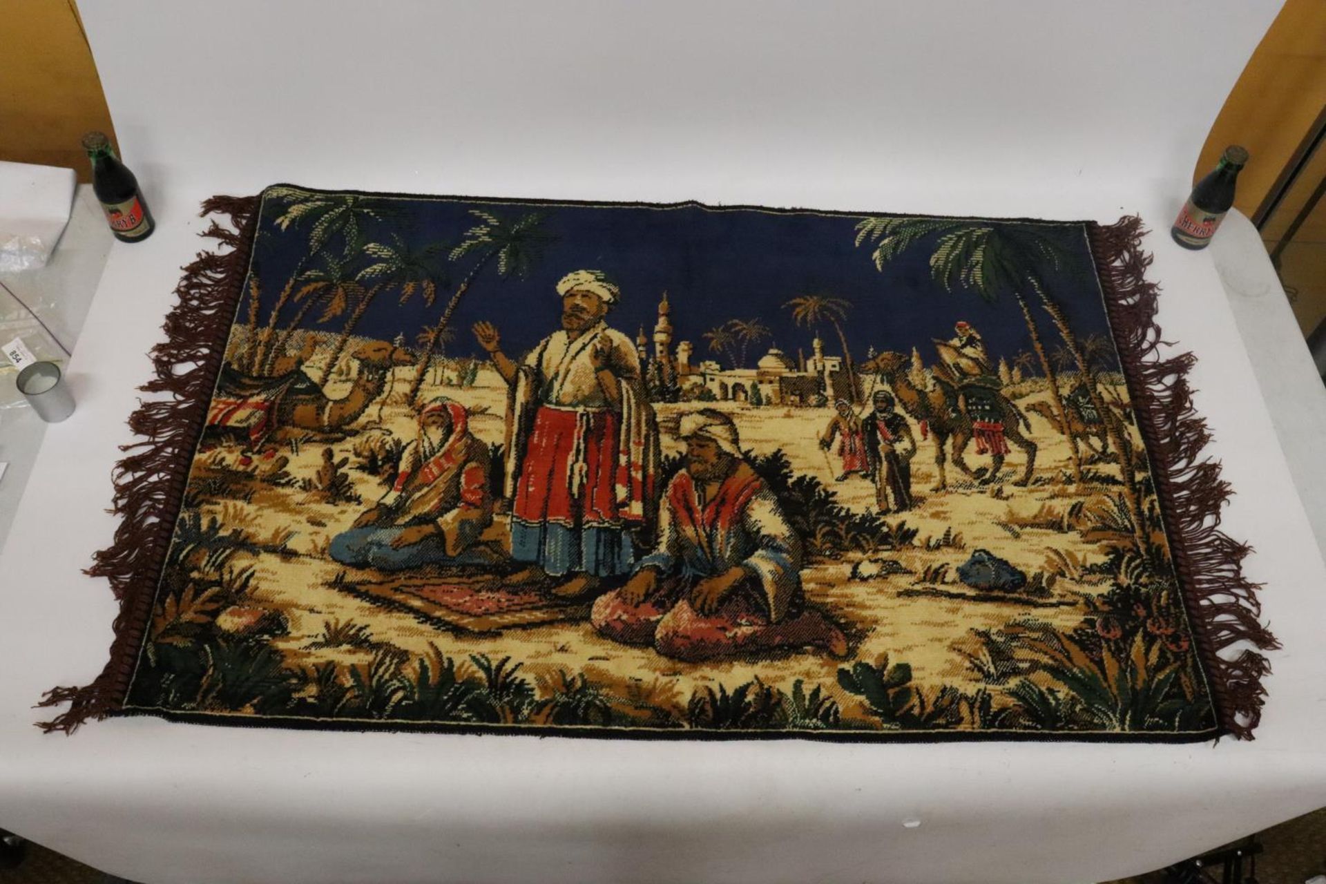 A COLOURFUL EGYPTIAN STYLE RUG WITH CAMELS, FIGURES, DESERT, PALM TREES, ETC, 106CM X 68CM - Bild 2 aus 4