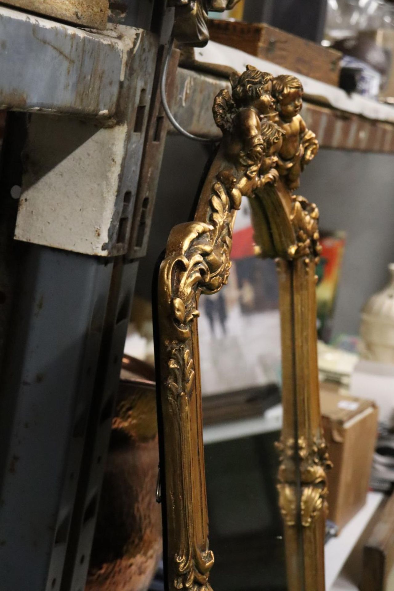 A VINTAGE STYLE GILT FRAMED MIRROR WITH CHERUB DETAIL ON THE FRAME, 34CM X 55CM - Bild 3 aus 4