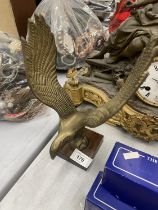 A HEAVY BRASS MODEL OF AN EAGLE ON A WOODEN PLINTH, HEIGHT 24CM
