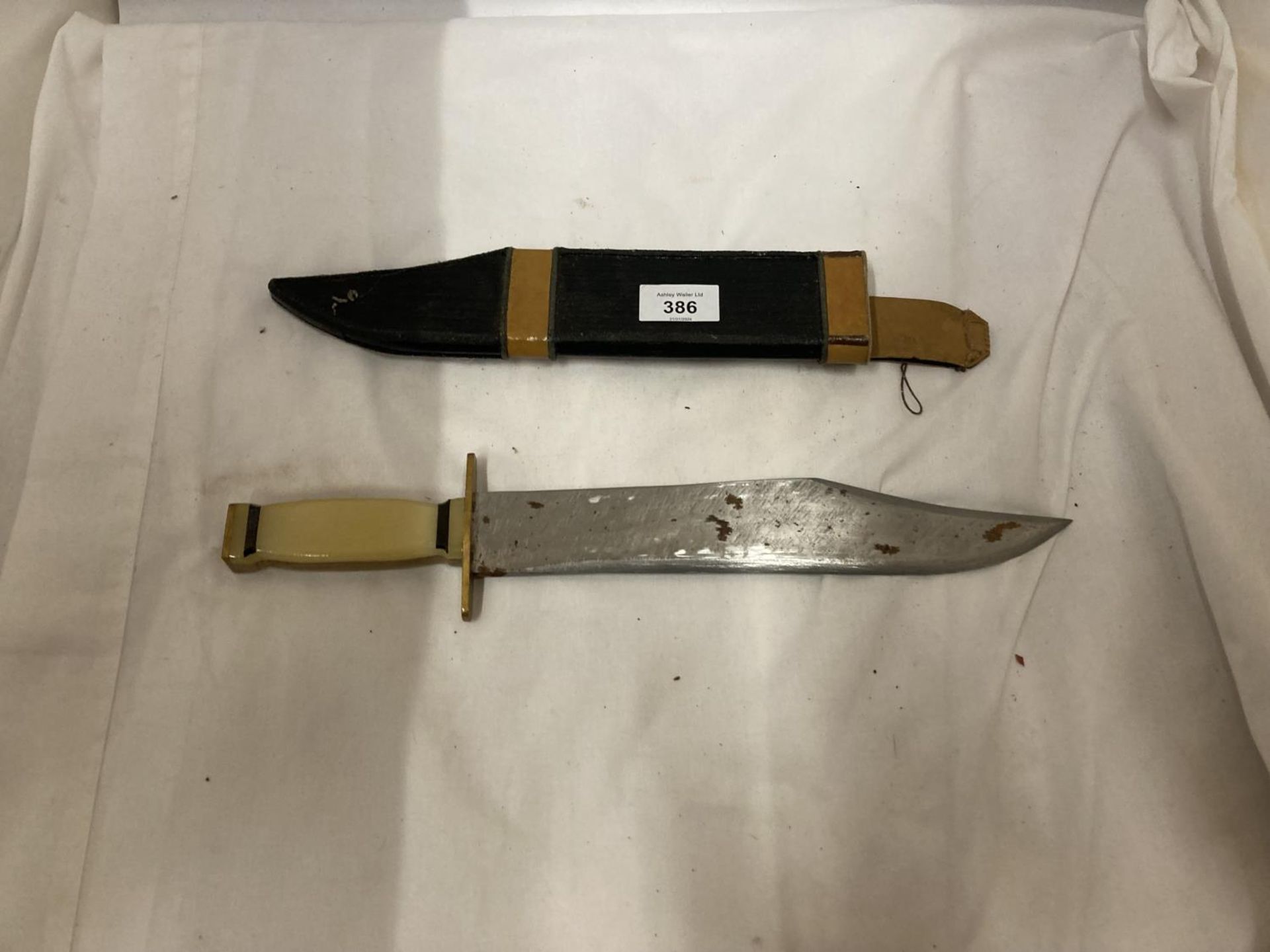 A BOWIE KNIFE AND SCABBARD WITH 28 CM BLADE