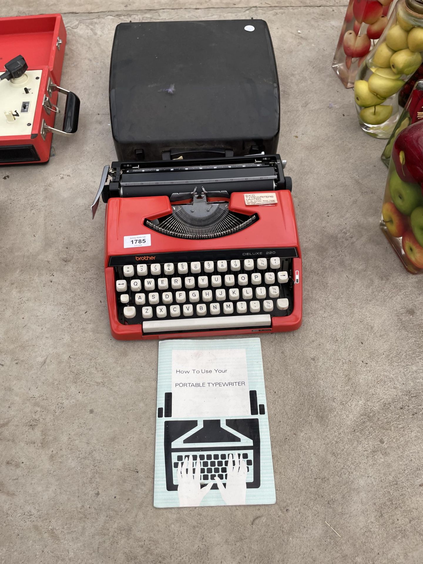 A PORTABLE BROTHER DELUXE 220 TYPEWRITER WITH CARRY CASE