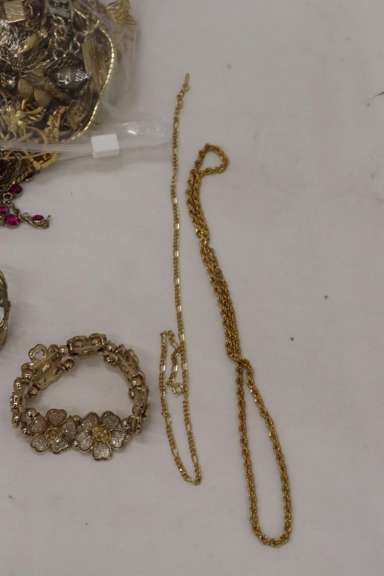 A QUANTITY OF YELLOW METAL COSTUME JEWELLERY TO INCLUDE CHAINS, BRACELETS, ETC - Image 4 of 5