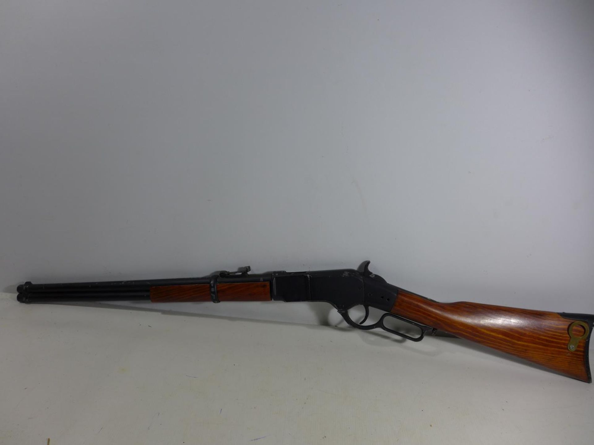 A NON FIRING REPLICA WINCHESTER RIFLE, 50CM BARREL, WOODEN STOCKED, LENGTH 100CM - Image 5 of 5