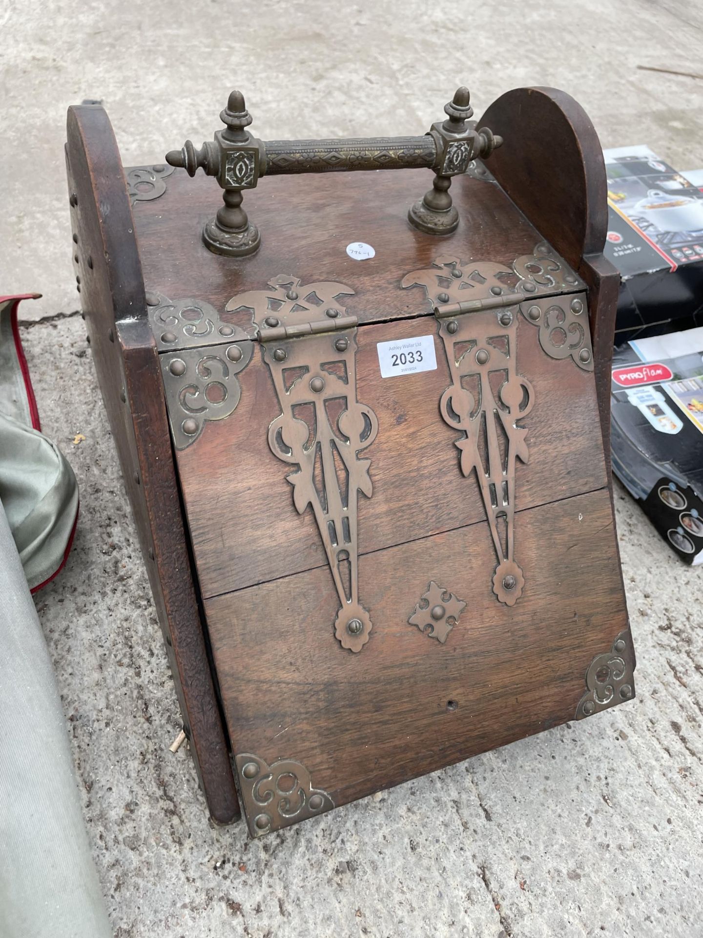 A VINTAGE OAK PERDONIUM COAL BOX WITH GALVANISED LINER - Image 2 of 4