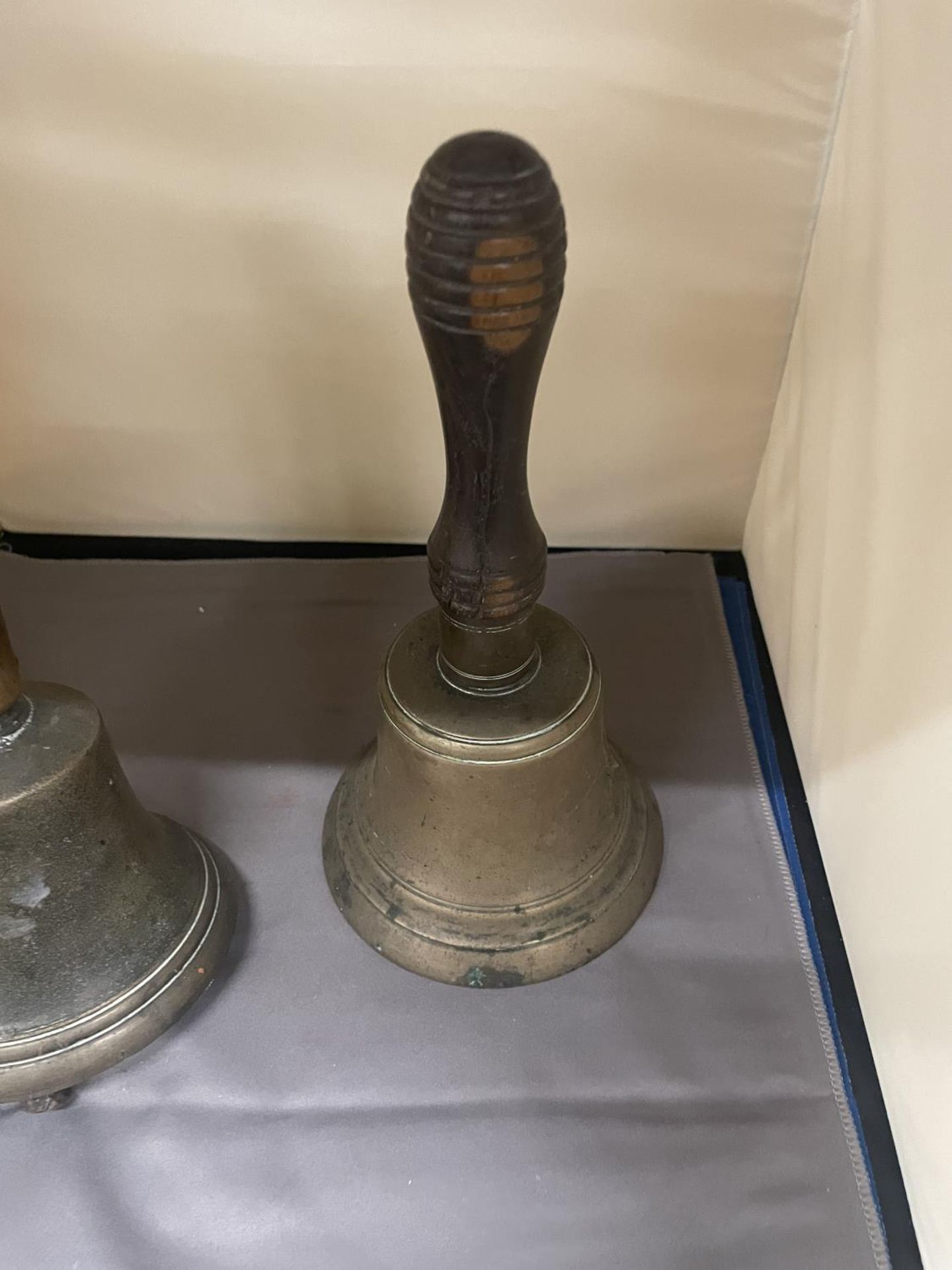 TWO VINTAGE BRASS HANDBELLS WITH WOODEN HANDLES, HEIGHT 27CM - Image 3 of 3