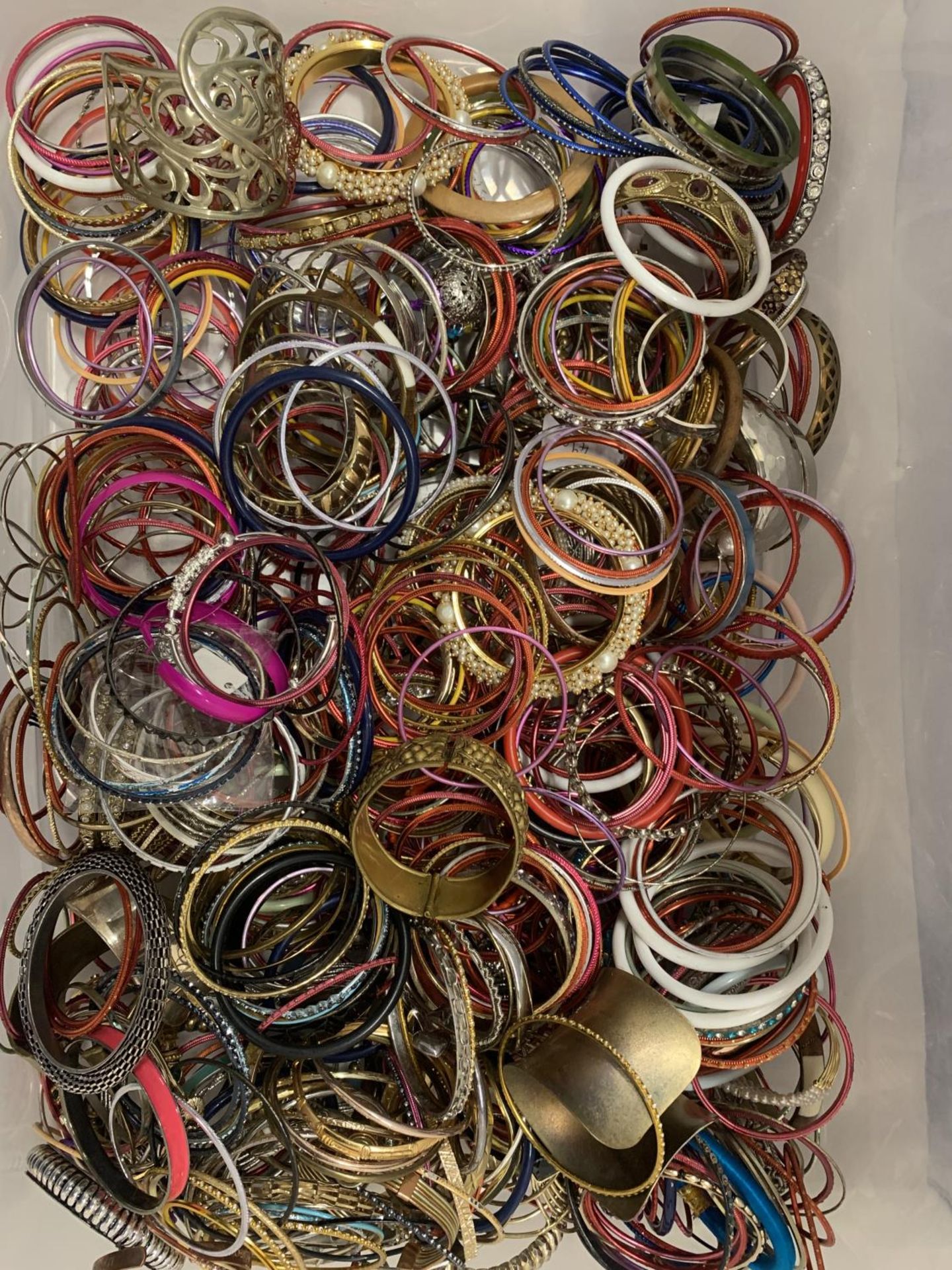 A LARGE QUANTITY OF ASSORTED BANGLES - Image 2 of 3