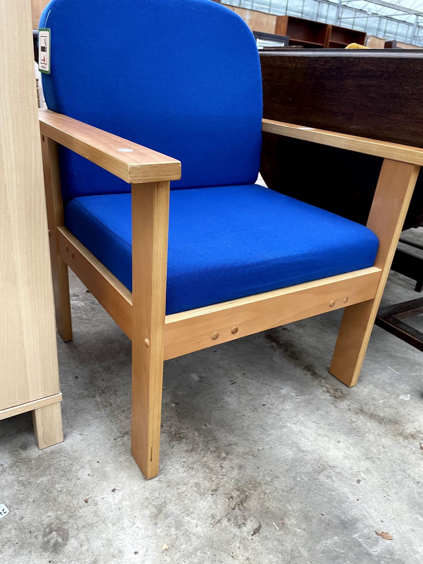 A MODERN OFFICE EASY CHAIR IN ROYAL BLUE - Image 2 of 2