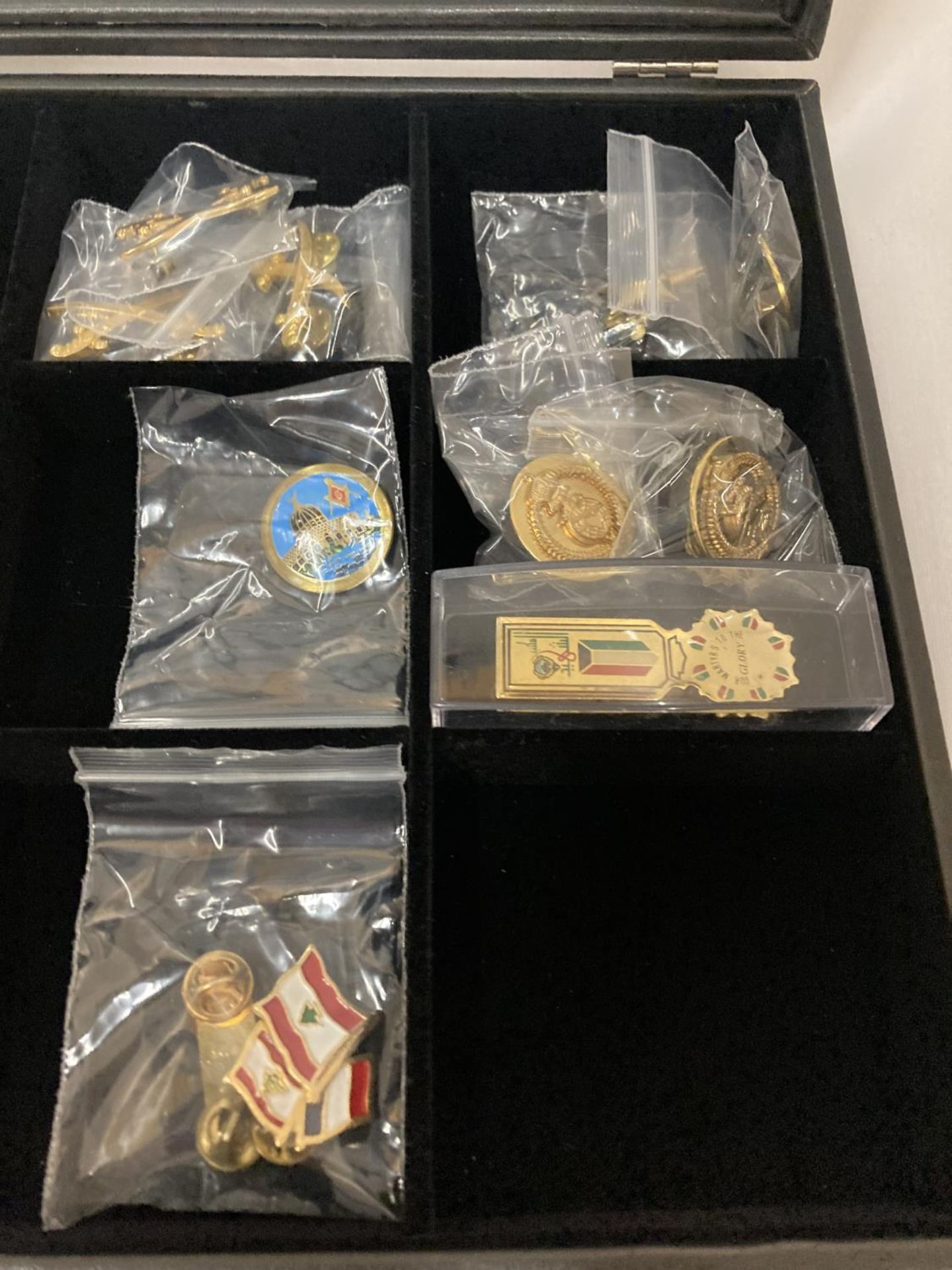 A DISPLAY CASE CONSTAINING TWENTY FIVE GULF MEDALS AND BADGES INCLUDING A PAIR OF SAUDI ARMY - Image 4 of 5