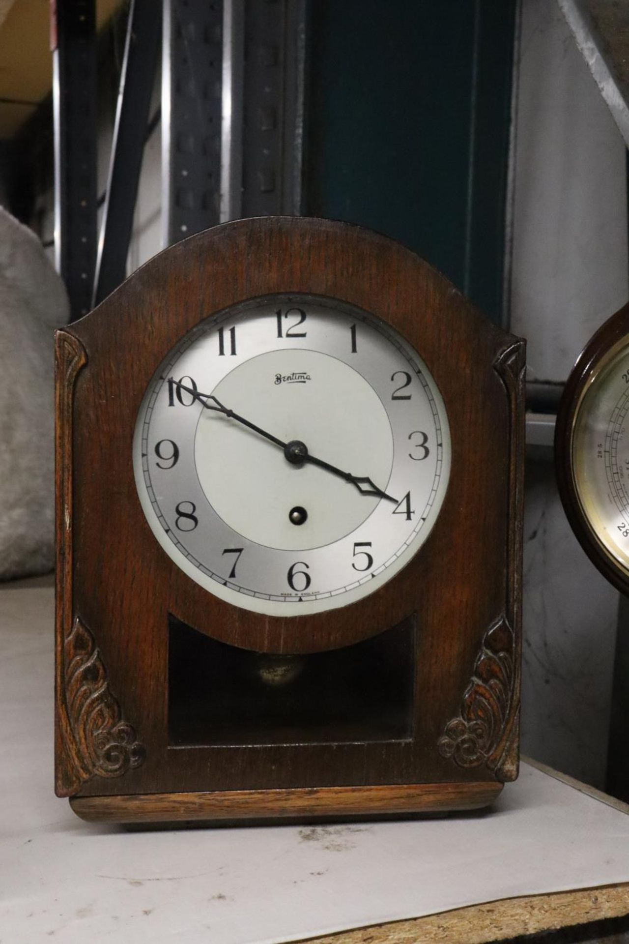 A VINTAGE MAHOGANY CASED MANTLE CLOCK AND BAROMETER - Image 3 of 4