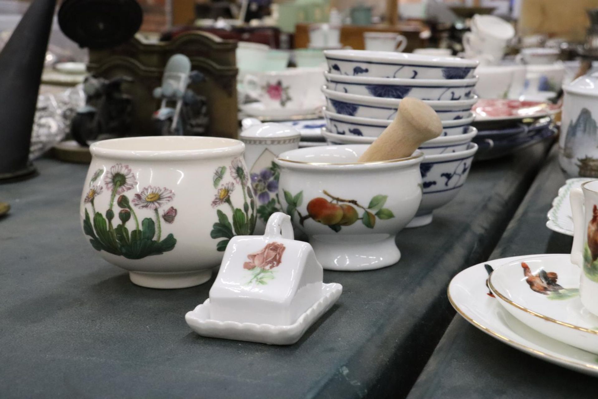 VARIOUS CERAMICS TO INCLUDE ROYAL WORCESTER EGG CODDLERS. - Image 4 of 6