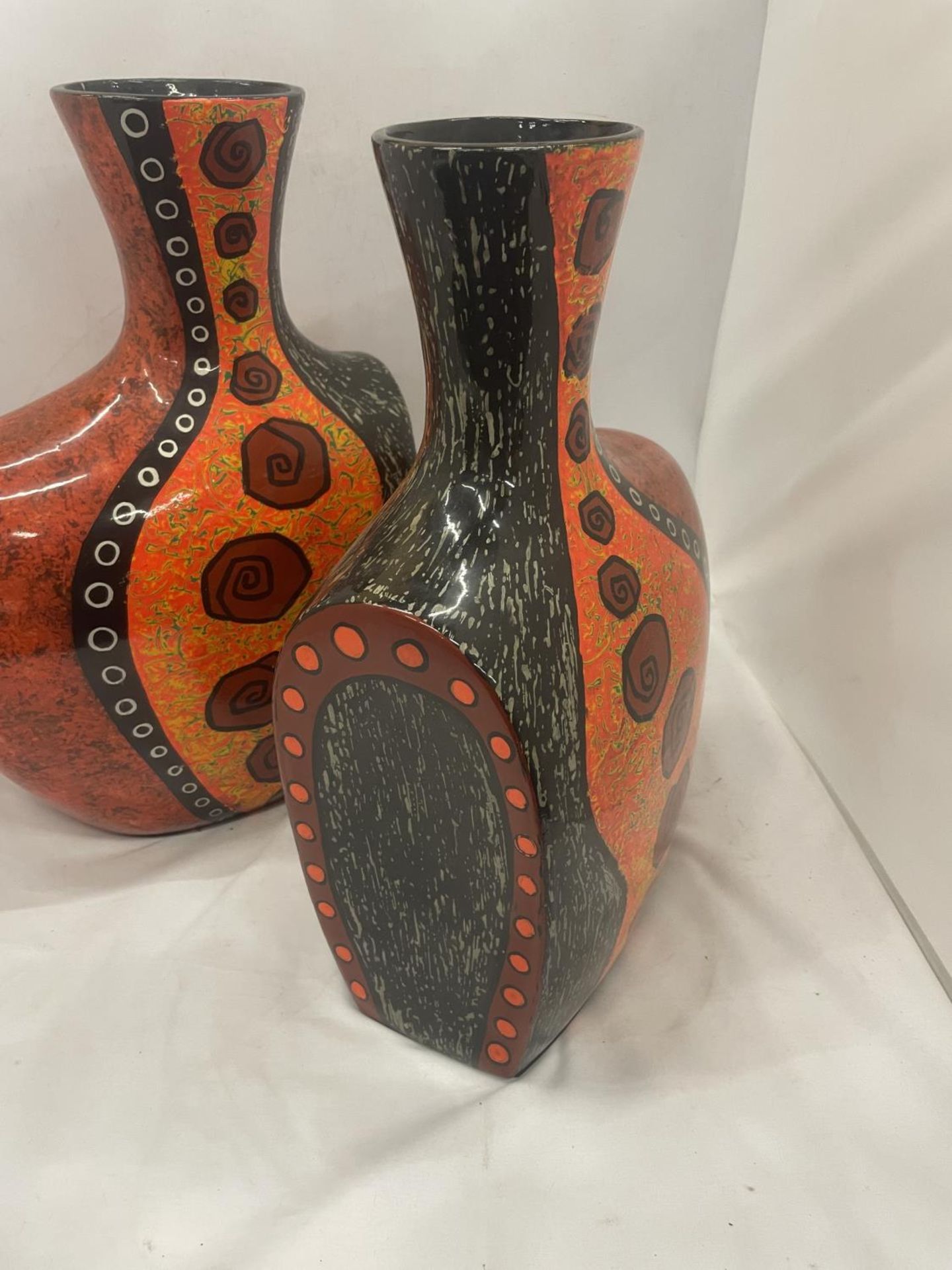 A PAIR OF TALL STUDIO POTTERY VASES - Image 3 of 6