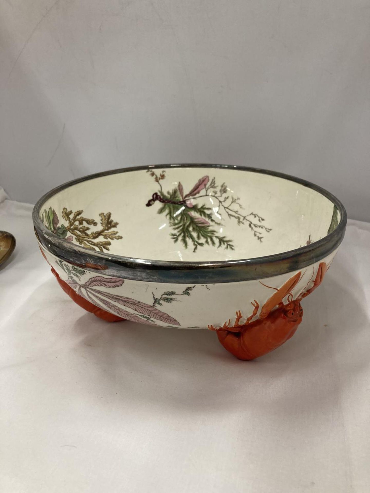 A VICTORIAN WEDGWOOD MAJOLICA SALAD BOWL WITH LOBSTER FEET AND MATCHING SILVER PLATED SERVERS - Image 2 of 7