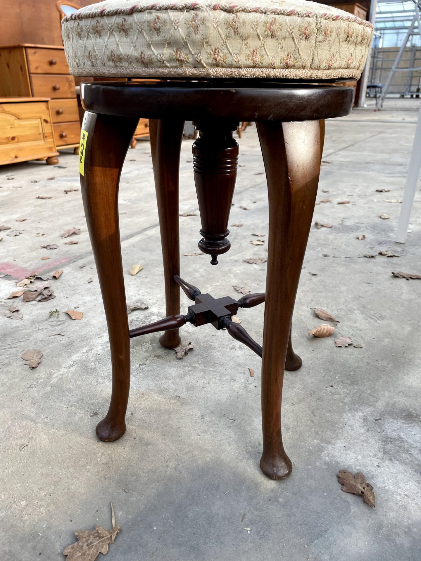 AN EARLY 20TH CENTURY MAHOGANY PIANO STOOL ON CABRIOLE LEGS AND TURNED STRETCHERS - Image 2 of 2