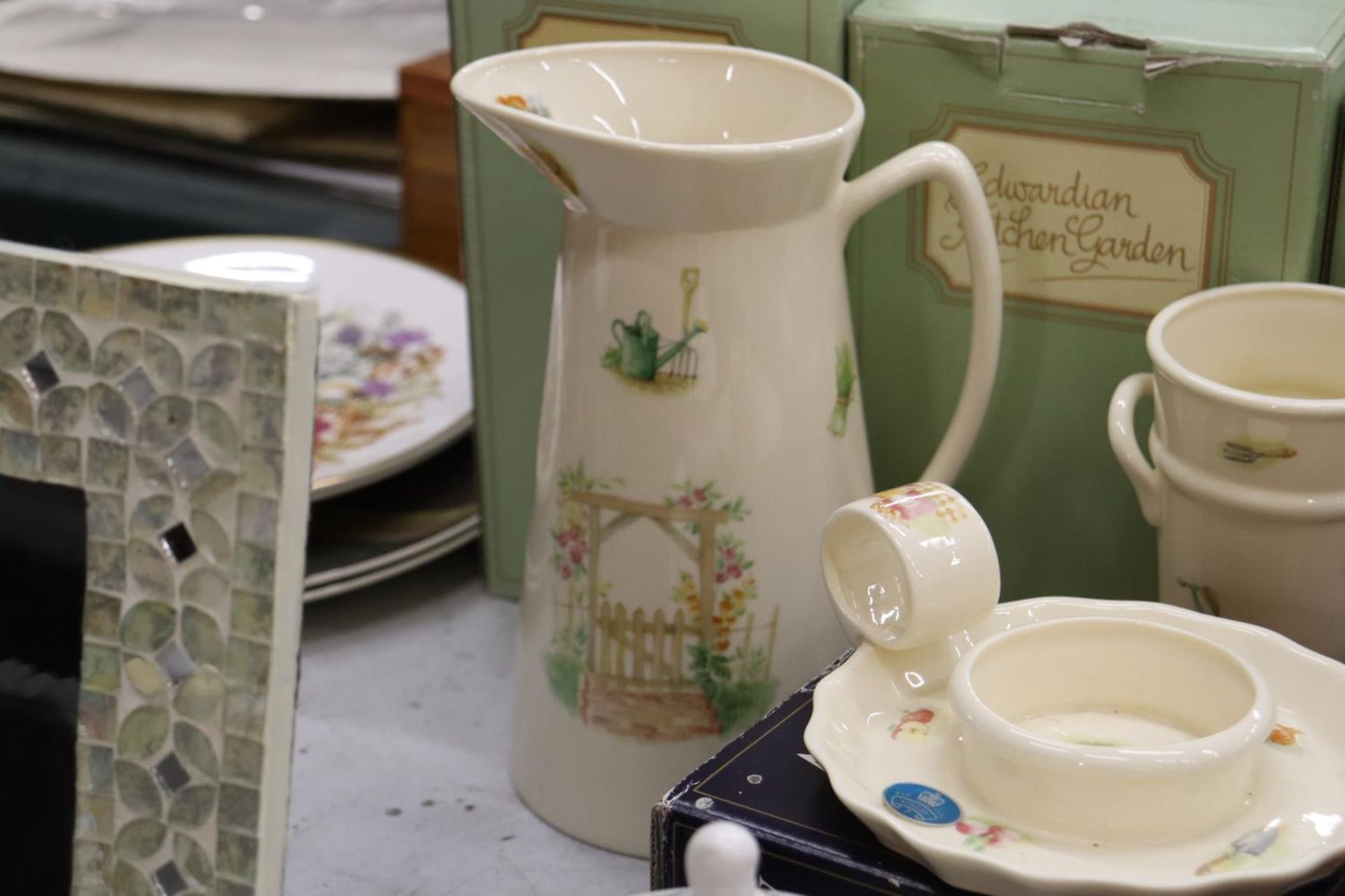 A QUANTITY OF CERAMIC ITEMS, MOSTLY BOXED TO INCLUDE AYNSLEY EDWARDIAN KITCHEN GARDEN, JUG, VASE AND - Image 10 of 10