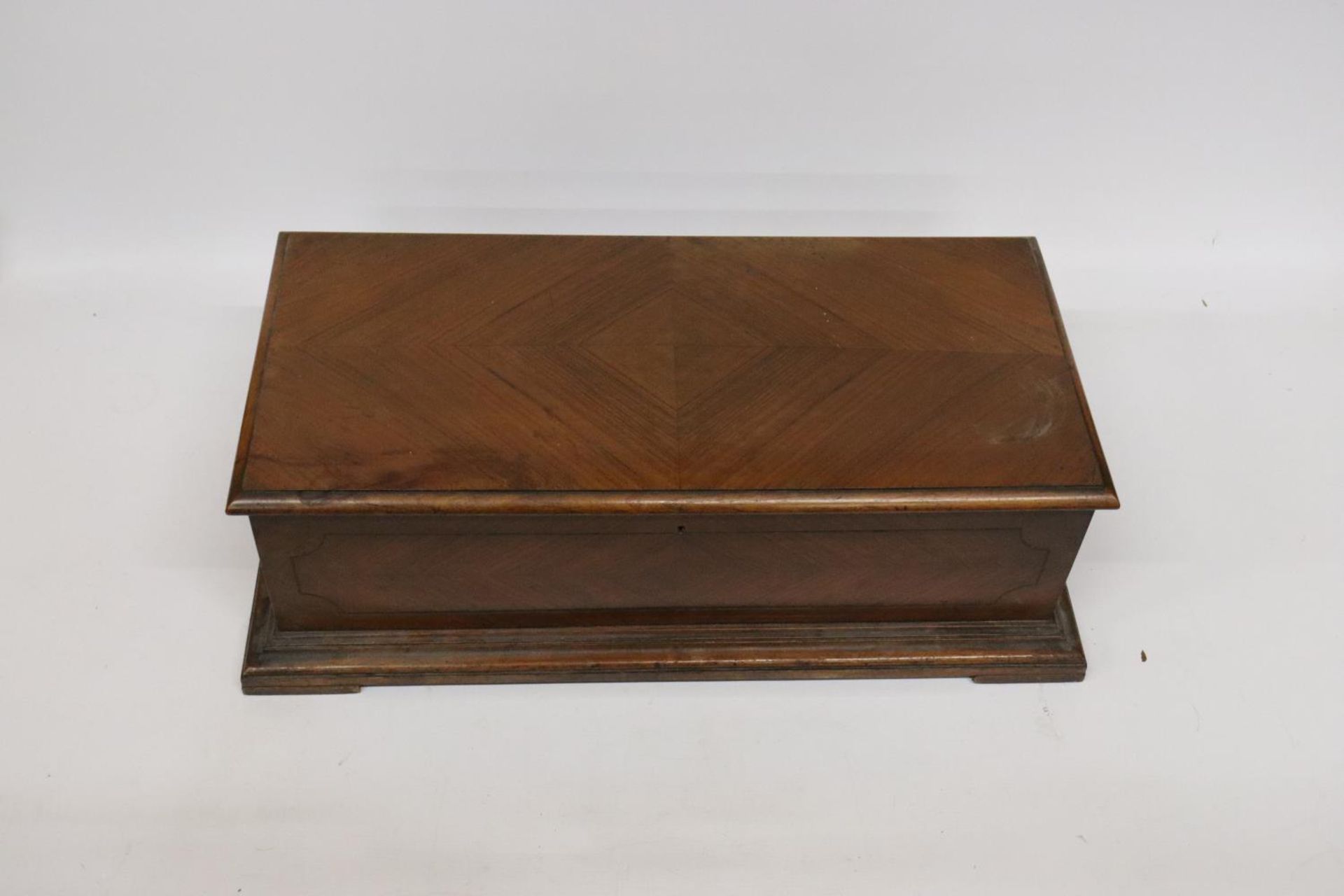 A LATE 19TH CENTURY ROSEWOOD CASED MUSIC BOX WITH TEN AIRS - 66CM (W), 33CM (D), 21CM (H) - SPRING - Bild 7 aus 9