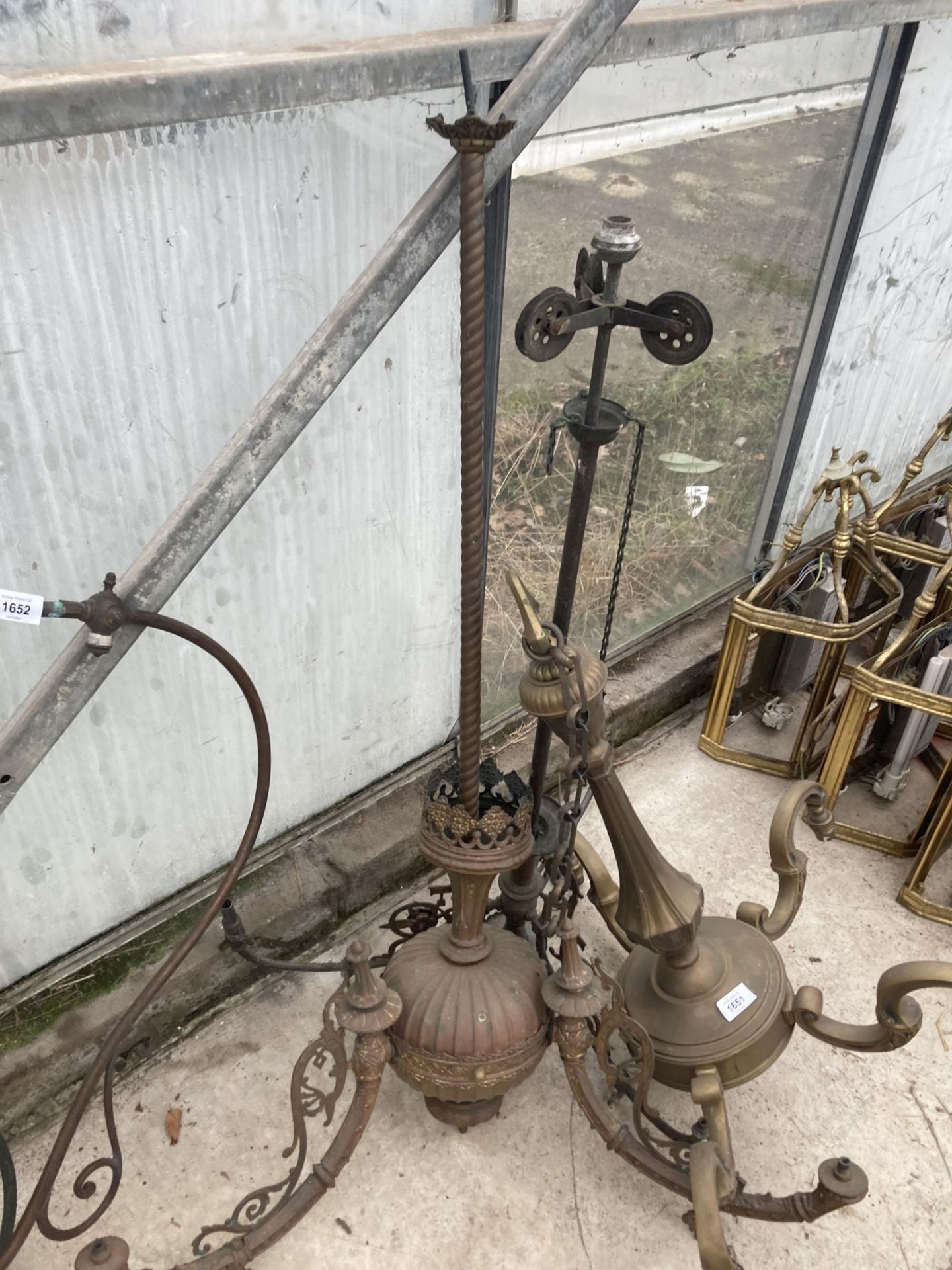 THREE VARIOUS VINTAGE CIELING LIGHT FITTINGS TO INCLUDE A BRASS FOUR BRANCH EXAMPLE AND A COPPER - Image 3 of 3