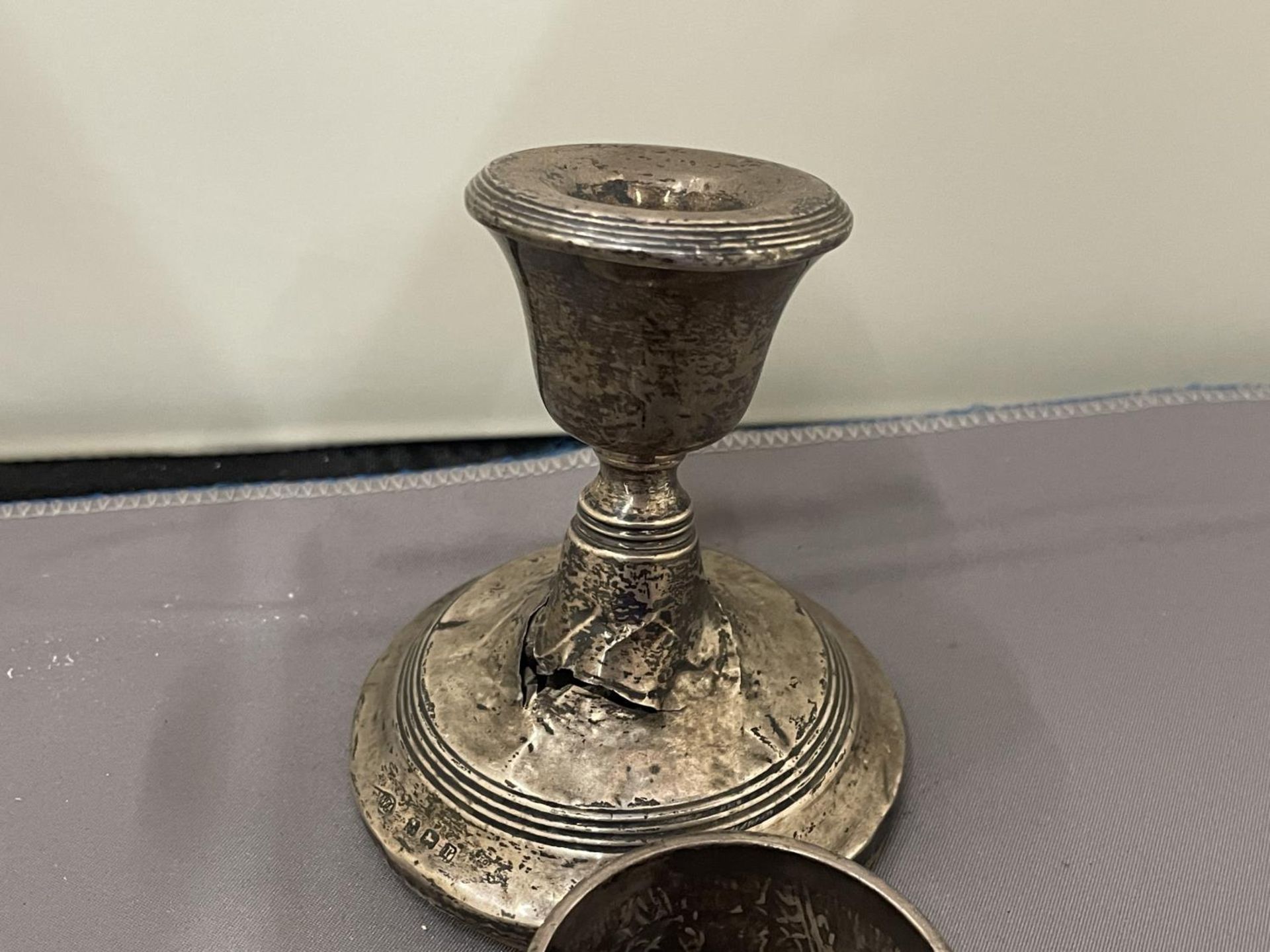 FIVE VARIOUS ITEMS OF MARKED SILVER TO INCLUDE NAPKIN RINGS AND A WEIGHTED CANDLESTICK (A/F) GROSS - Image 6 of 16