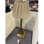 A VINTAGE BRASS TABLE LAMP WITH COLUMN BASE AND SHADE, HEIGHT 53CM