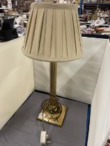 A VINTAGE BRASS TABLE LAMP WITH COLUMN BASE AND SHADE, HEIGHT 53CM