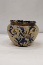 A VINTAGE ROYAL DOULTON SLATERS STONEWARE PLANTER, HEIGHT 18CM, DIAMETER 19CM