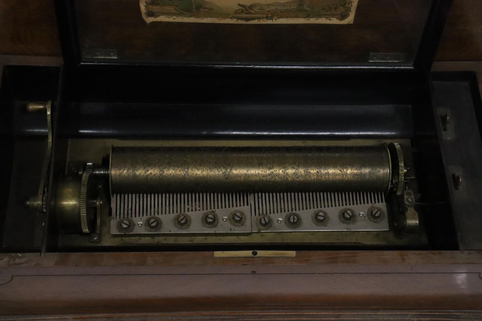 A LATE 19TH CENTURY ROSEWOOD CASED MUSIC BOX WITH TEN AIRS - 66CM (W), 33CM (D), 21CM (H) - SPRING - Bild 3 aus 9