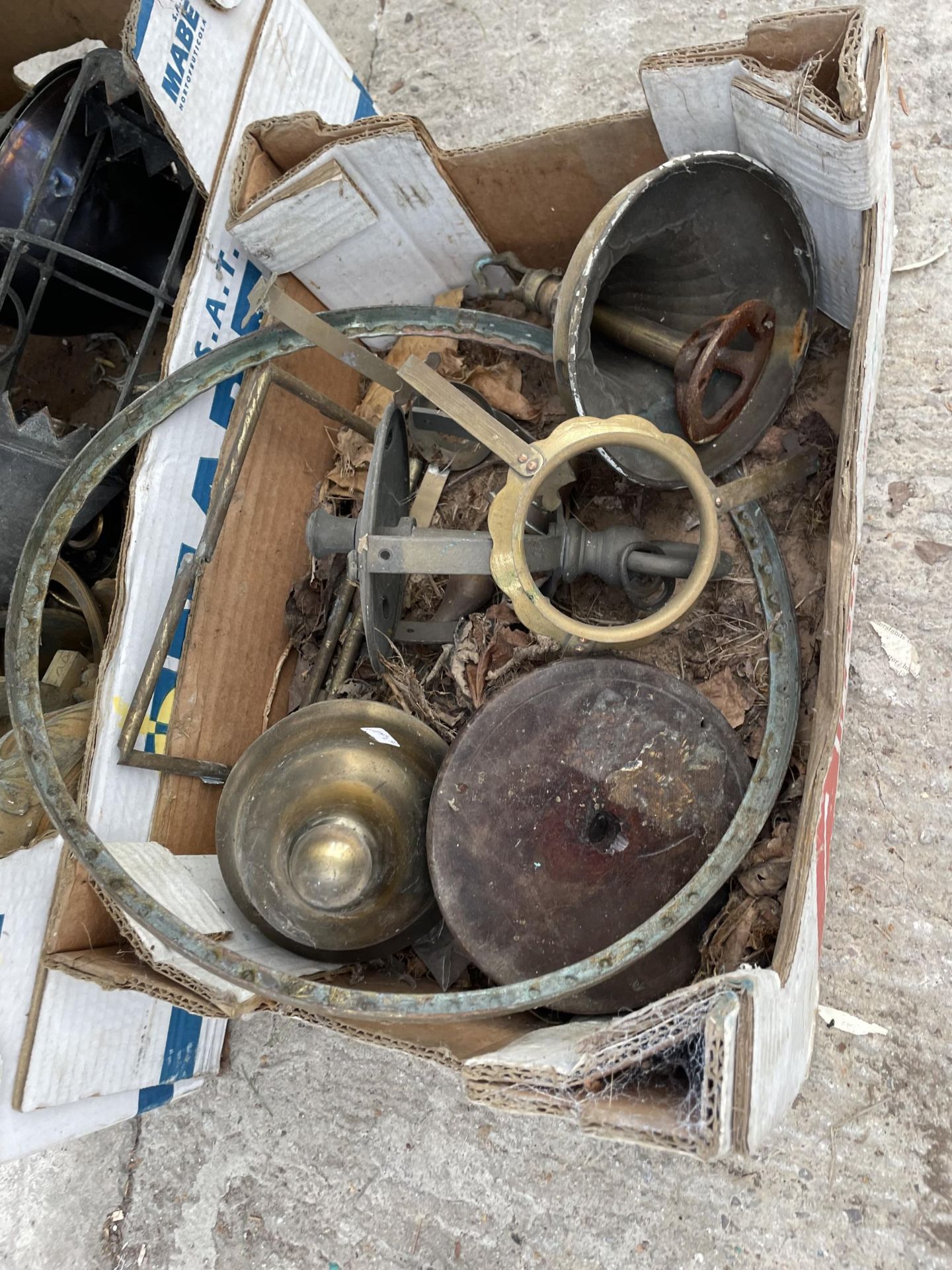 AN ASSORTMENT OF VINTAGE LIGHT AND OIL LAMP SPARES - Image 3 of 3