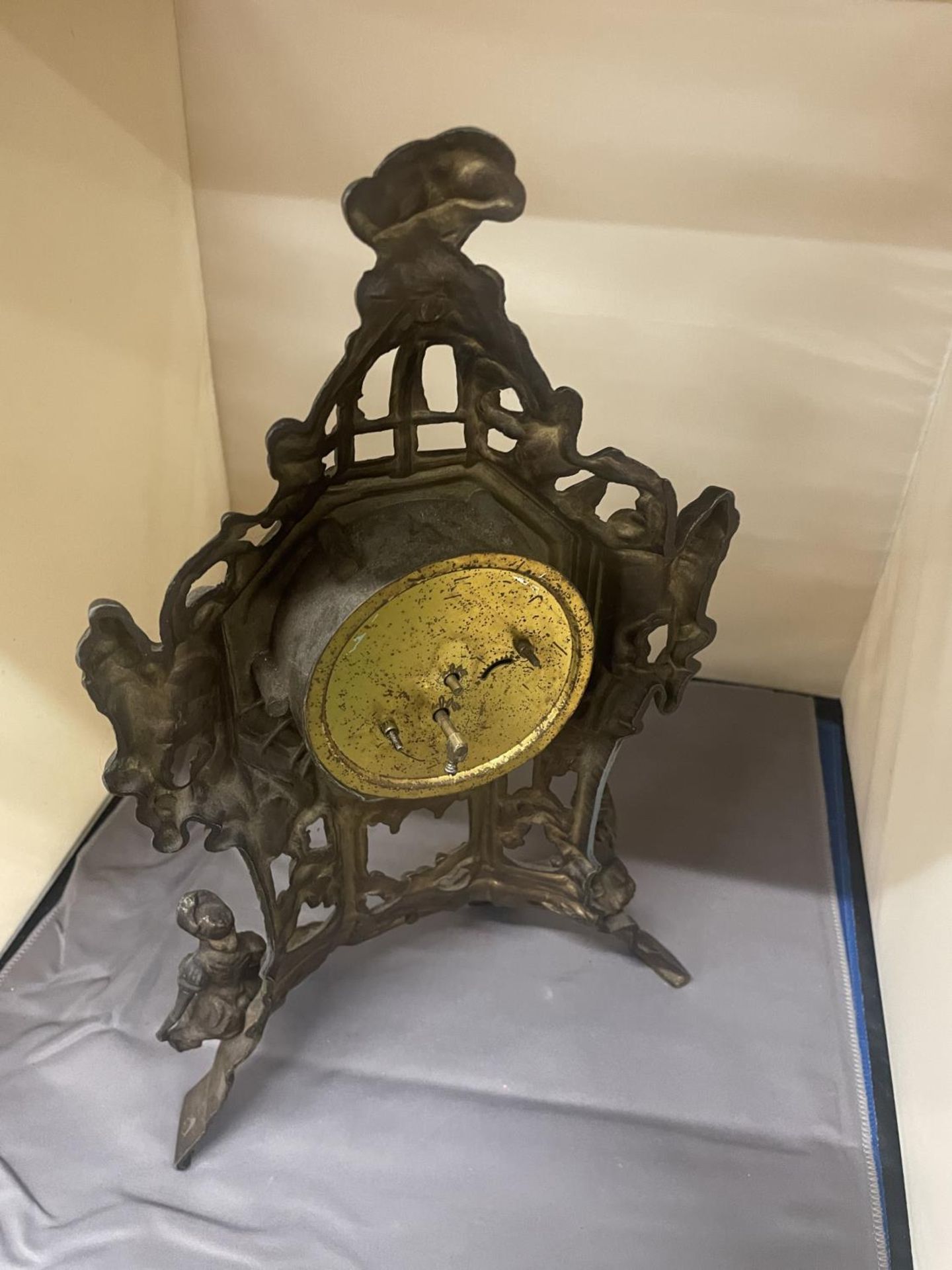 AN ORNATE VINTAGE BRASS STAND UP CLOCK, HEIGHT 36CM - Image 3 of 4