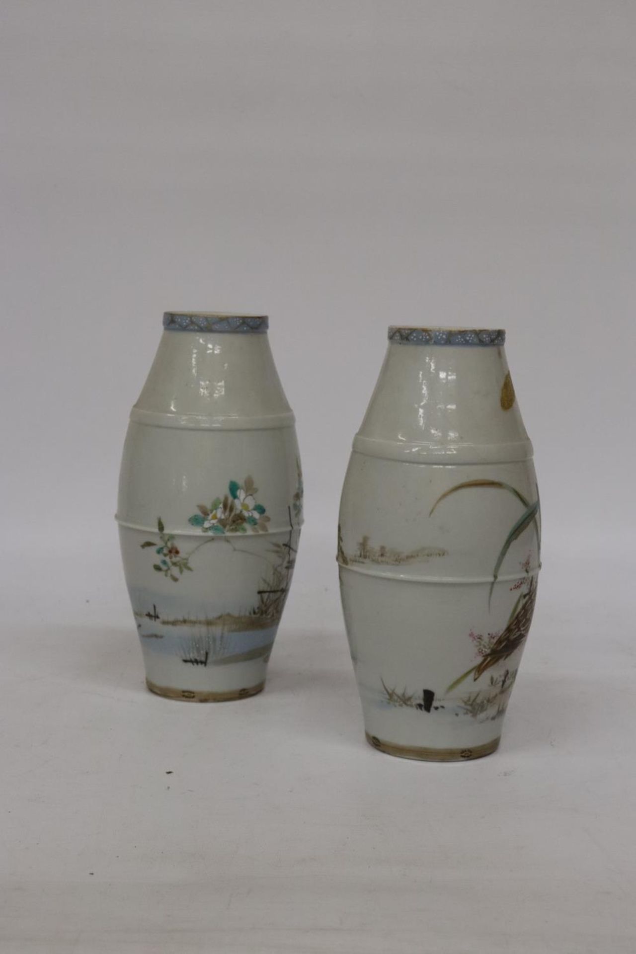 A PAIR OF JAPANESE EGGSHELL VASES WITH BIRD AND FLORAL DESIGN, UNMARKED TO BASE, HEIGHT 25CM - Image 2 of 5