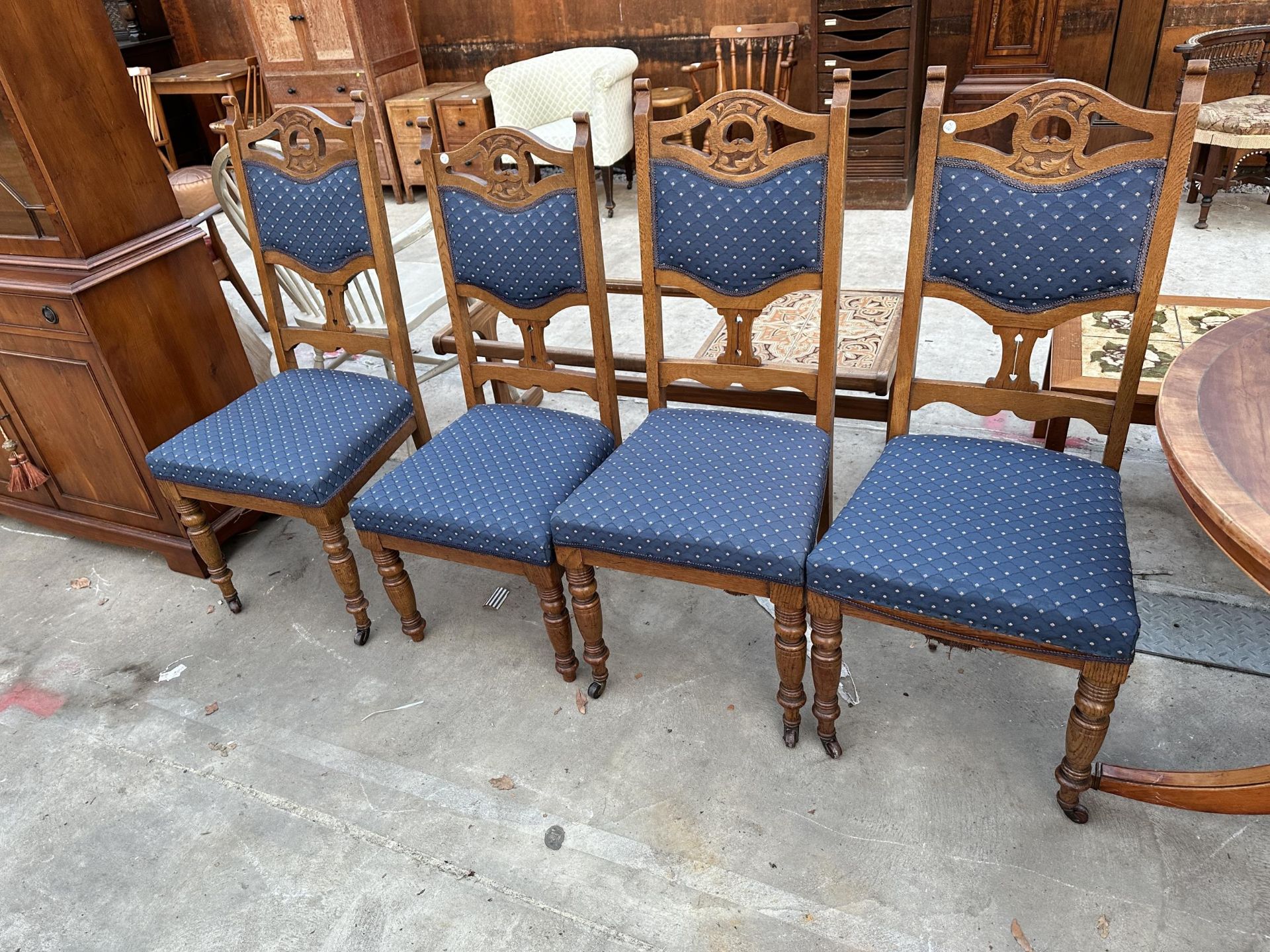 A SET OF FOUR ART NOUVEAU DINING CHAIRS ON TURNED FRONT LEGS