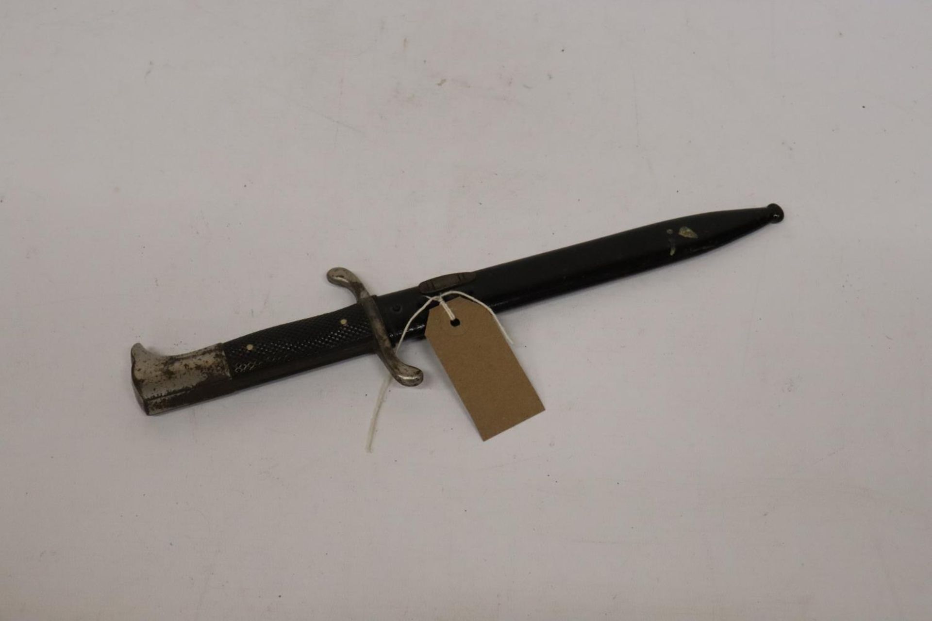 A WORLD WAR II NAZI GERMANY KNIFE AND SCABBARD, 19.5CM SAWBACK BLADE, LENGTH 35CM