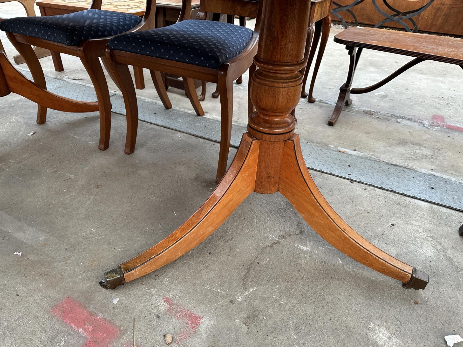 A REGENCY STYLE YEW WOOD CROSSBANDED TWIN PEDESTAL EXTENDING DINING TABLE 64" X 39.5" (LEAF 21.5") - Image 3 of 6