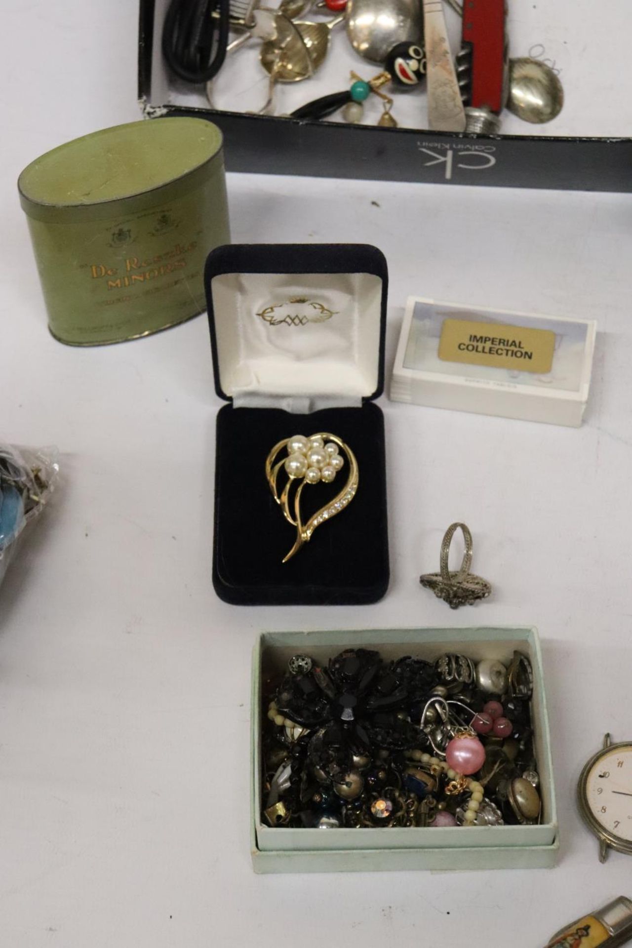 VARIOUS VINTAGE ITEMS TO INCLUDE COSTUME JEWELLERY, CAMERA, WATCHES, FLATWARE ETC - Image 6 of 7