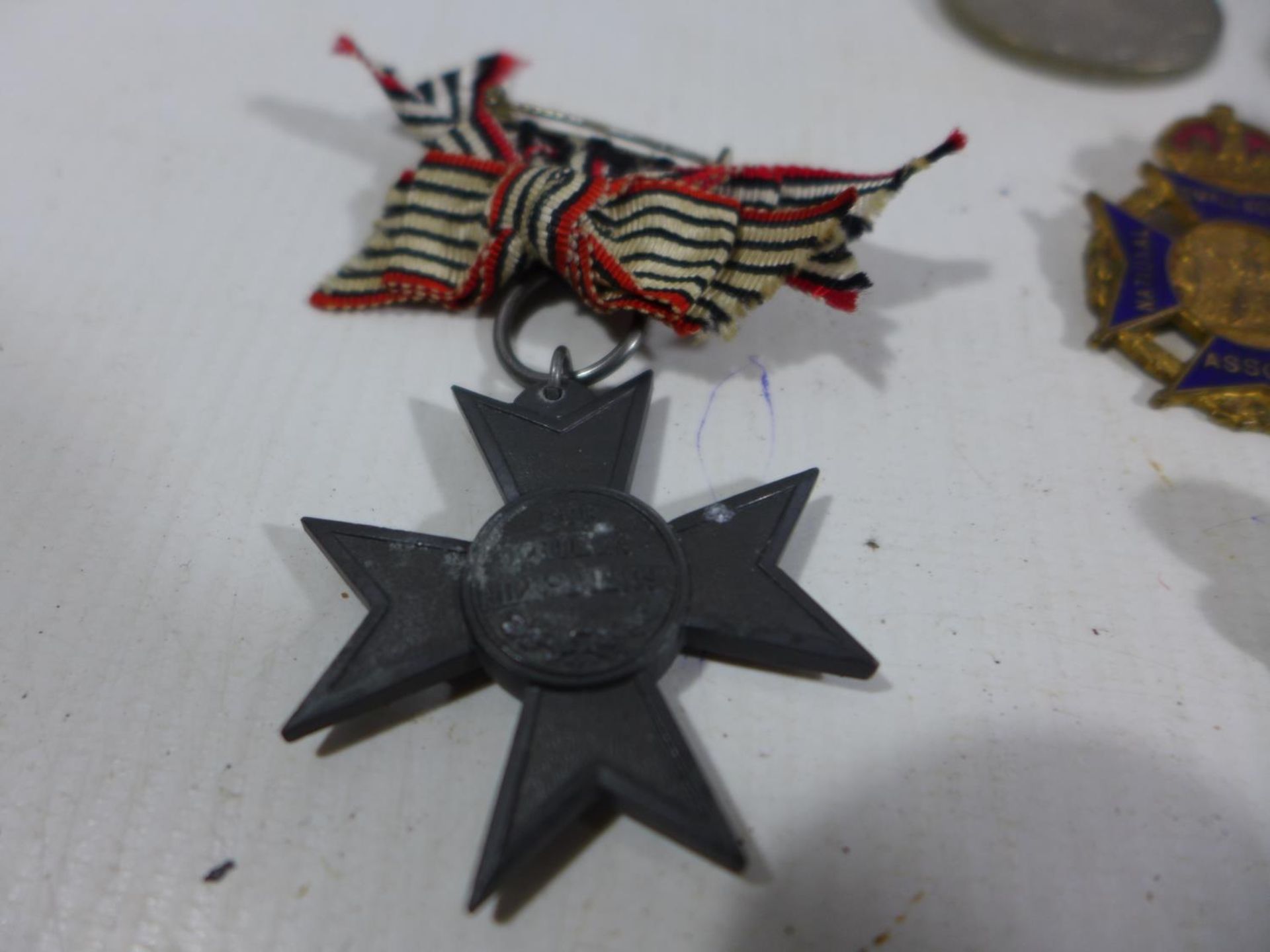 A LARGE COLLECTION OF MEDALS AND ASSORTED MILITARY BADGES, TO INCLUDE WORLD WAR I WAR MERIT CROSS, - Image 2 of 8
