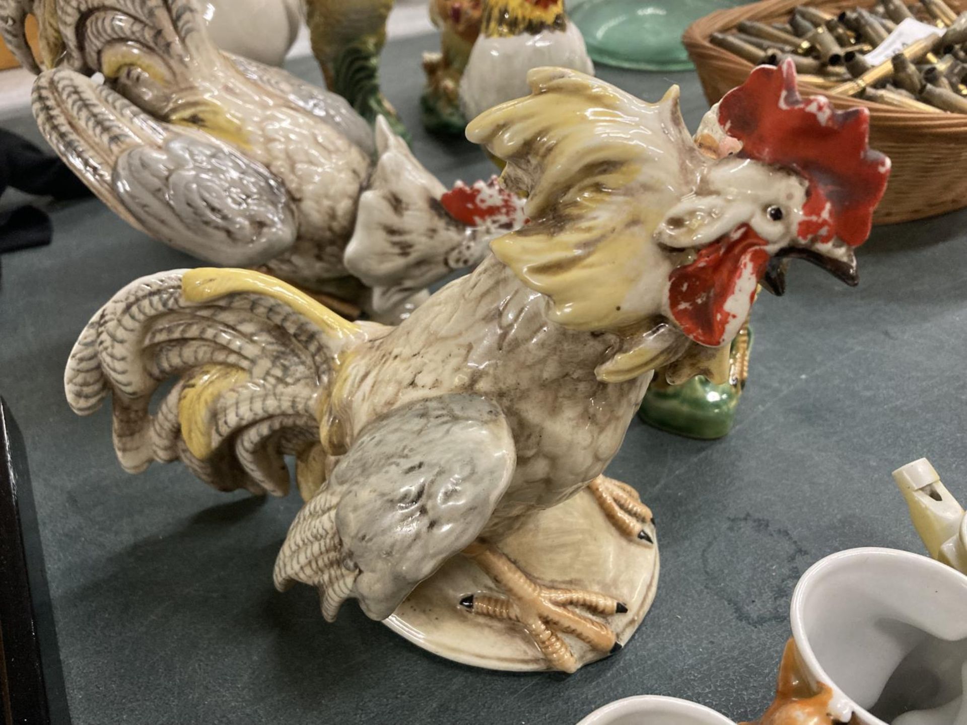 A COLLECTION OF CERAMIC ROOSTER FIGURES - Image 2 of 4
