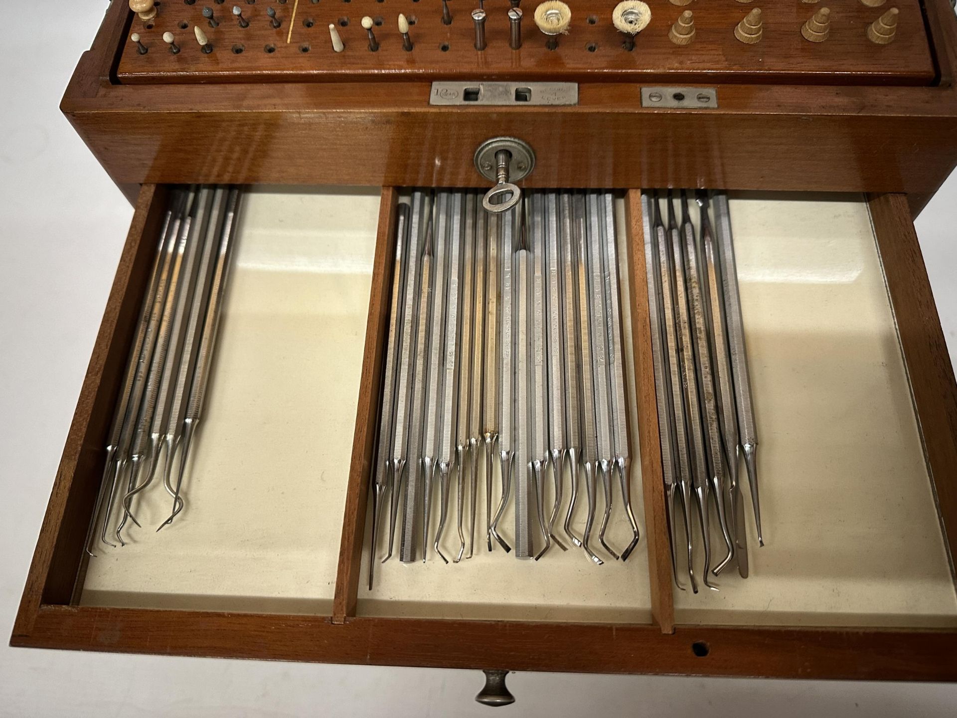 AN DENTAL SURGEON'S ANTIQUE TRAVEL CABINET WITH CONTENTS - Image 5 of 10