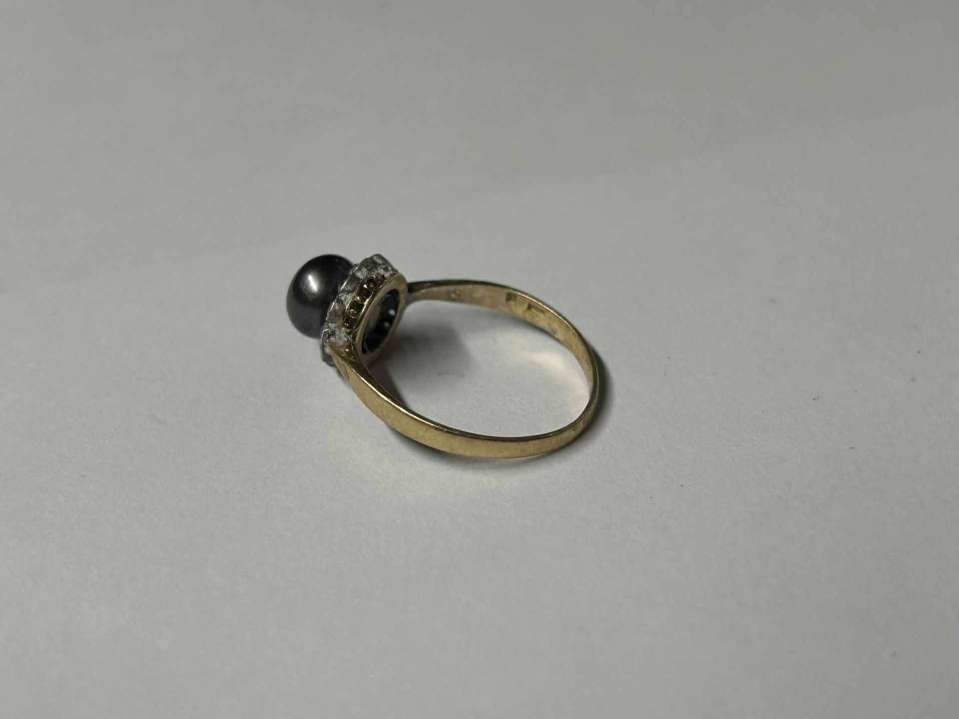 AN 18CT YELLOW GOLD PEARL AND CLEAR STONE RING, SIZE N - Image 3 of 3