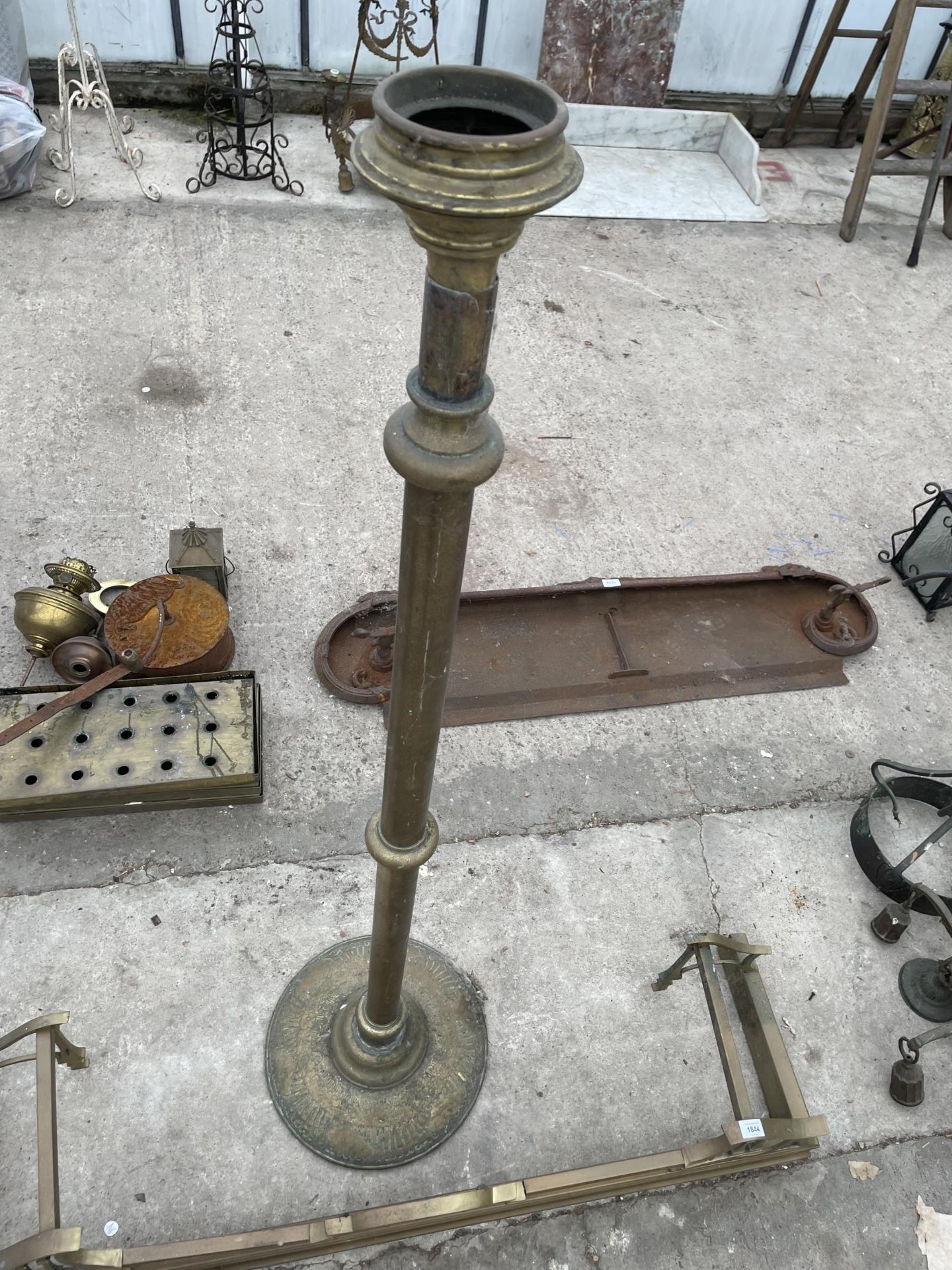 A VINTAGE DECORATIVE BRASS FIRE FENDER AND A BRASS LAMP BASE - Image 2 of 6