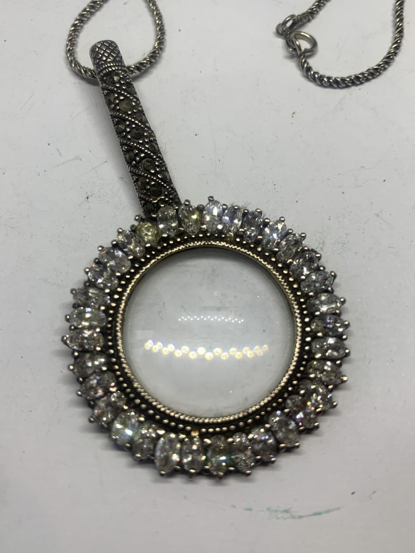 AN ORNATE SILVER MAGNIFYING GLASS ON A CHAIN WITH A PRESENTATION BOX - Bild 2 aus 4