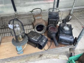 AN ASSORTMENT OF VINTAGE LAMPS AND LANTERNS TO INCLUDE COACH LAMPS ETC