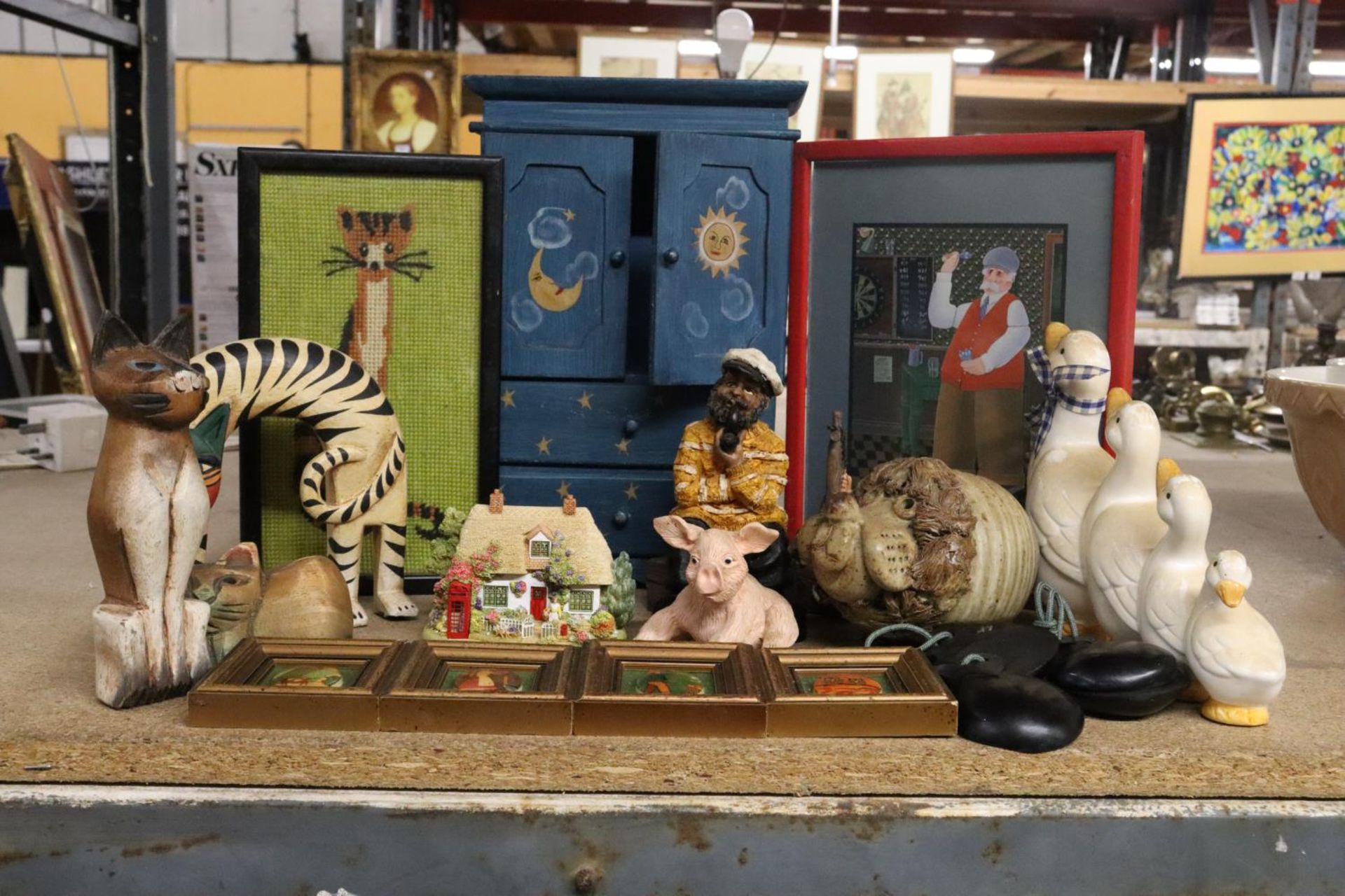 AMIXED LOT TO INCLUDE A MINIATURE WOODEN CUPBOARD AND DRAWERS, CAT ORNAMENTS, FOUR MINIATURE CERAMIC