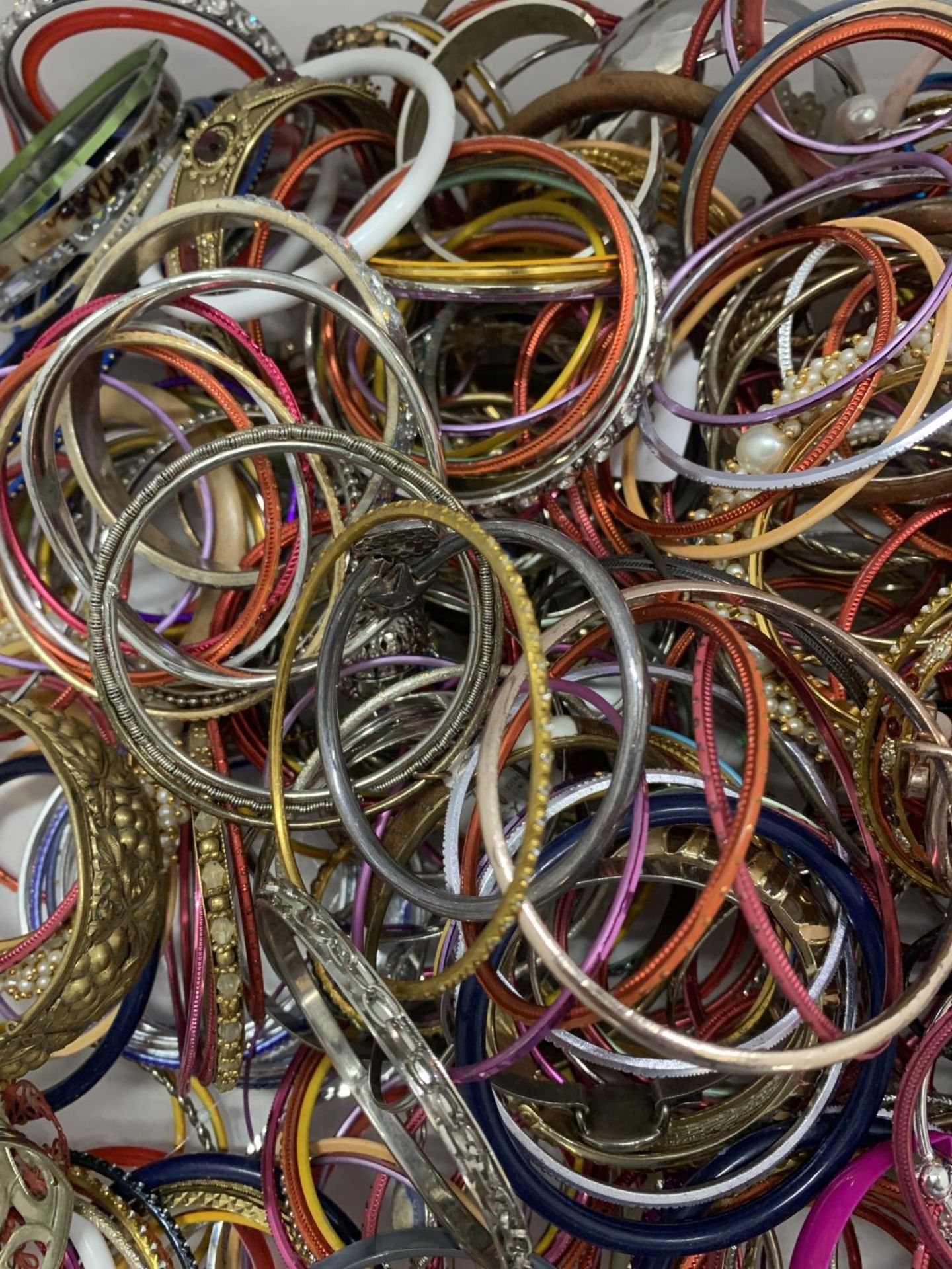 A LARGE QUANTITY OF ASSORTED BANGLES - Image 3 of 3