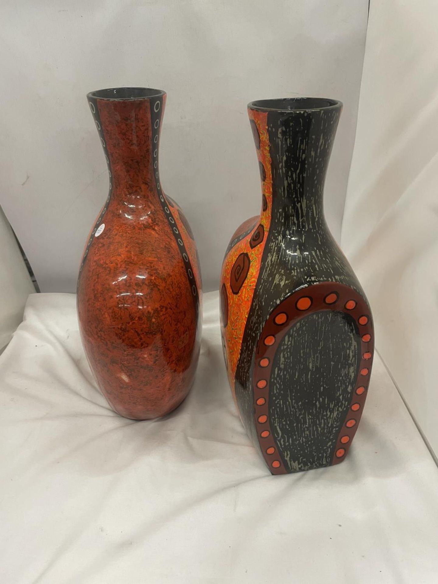 A PAIR OF TALL STUDIO POTTERY VASES - Image 5 of 6