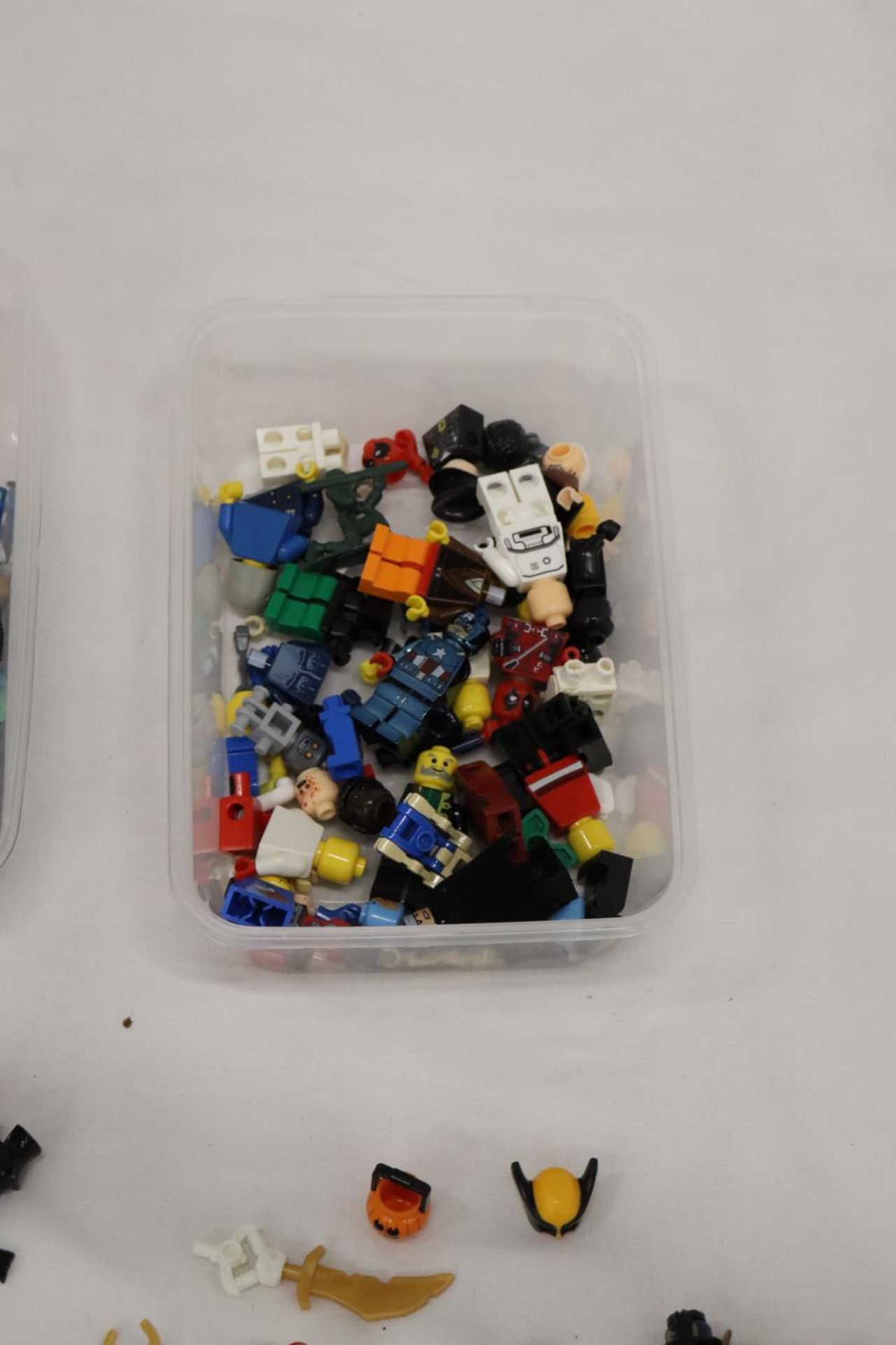 A QUANTITY OF LEGO FIGURES AND OTHER SPARES - Image 4 of 5