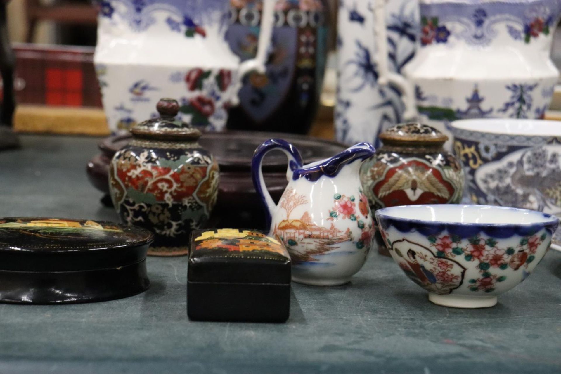 A QUANTITY OF VINTAGE CERAMICS TO INCLUDE RUSSIAN BOXES, ORIENTAL PATTERNED JUGS, CLOISONNE VASE AND - Image 6 of 7