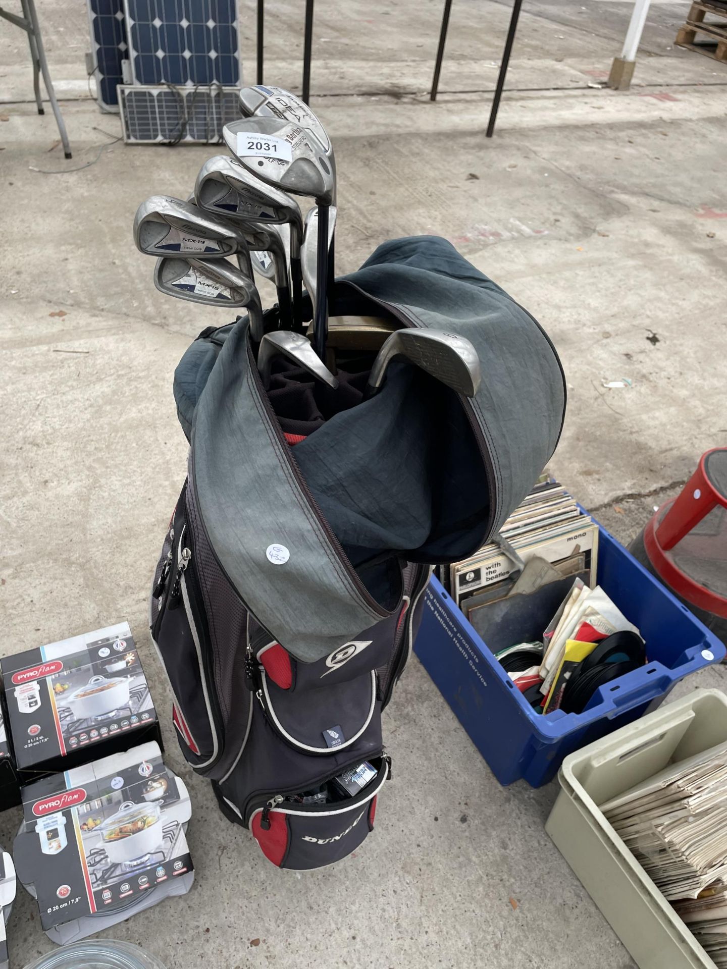 A DUNLOP GOLF BAG WITH AN ASSORTMENT OF GOLF CLUBS TO INCLUDE CALLAWAY AND MIZUNO ETC