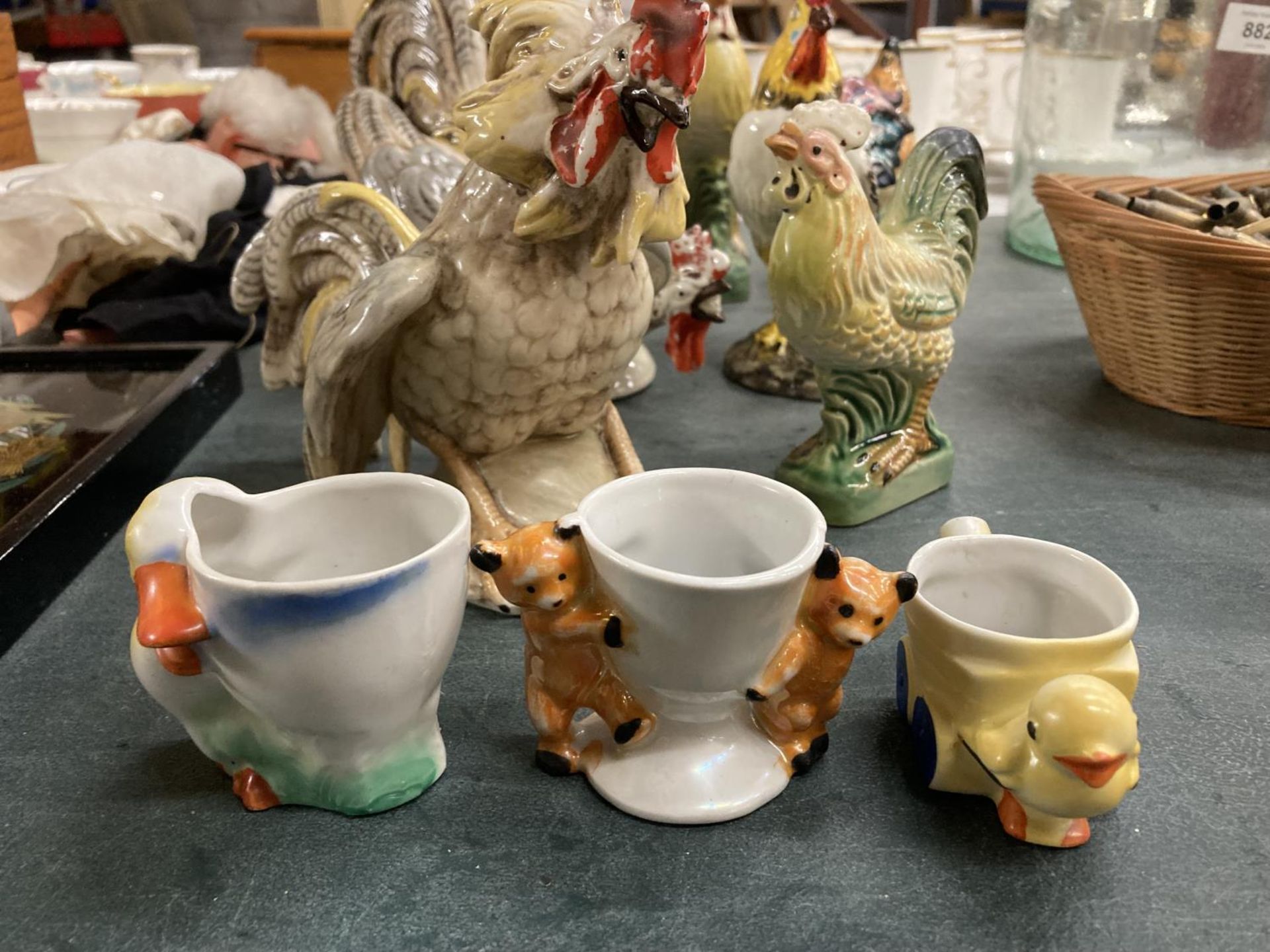 A COLLECTION OF CERAMIC ROOSTER FIGURES - Image 4 of 4
