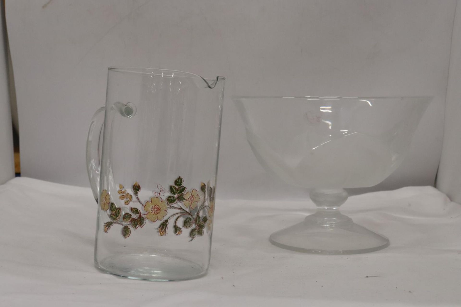 THREE ITEMS TO INCLUDE A GLASS BOWL, DECORATIVE GLASS JUG AND A GENTS TRAVEL CASE - Image 4 of 6